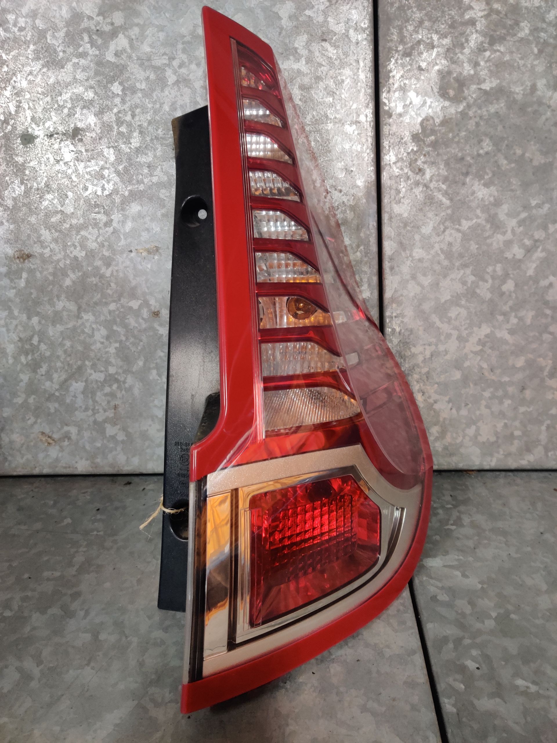 Scenic achterlichten bij Stegeman Autosloperij in Exel,