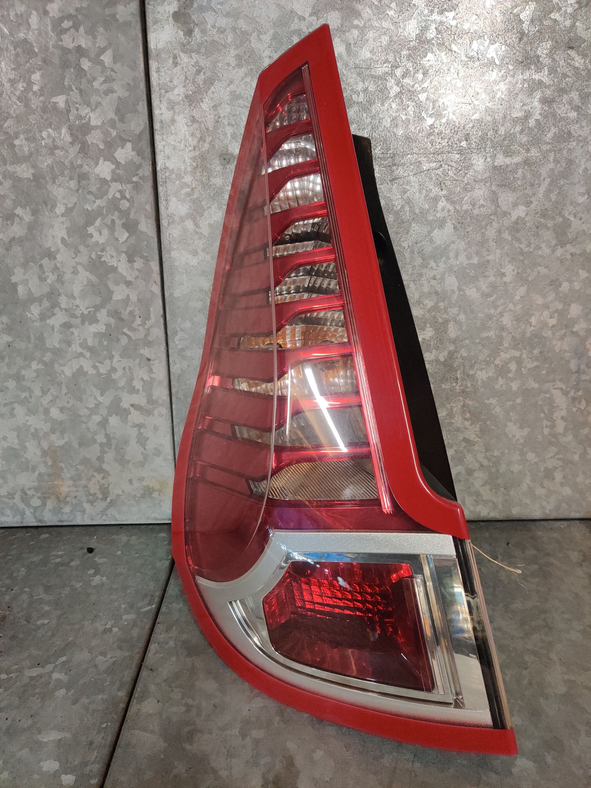 Scenic achterlichten bij Stegeman Autosloperij in Exel,