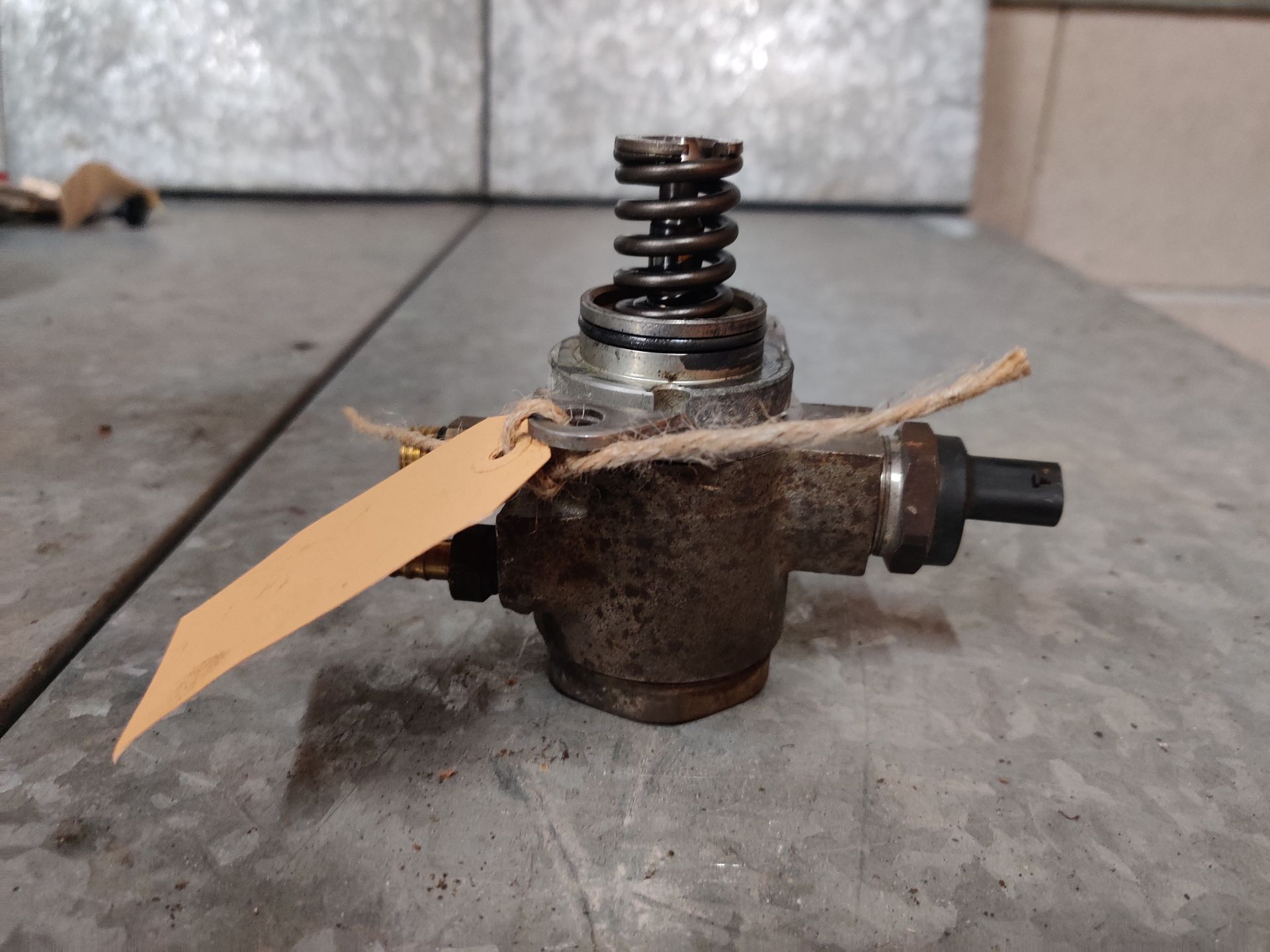 Hogedruk pompen voor VW Golf bij Stegeman Autosloperij in Exel.