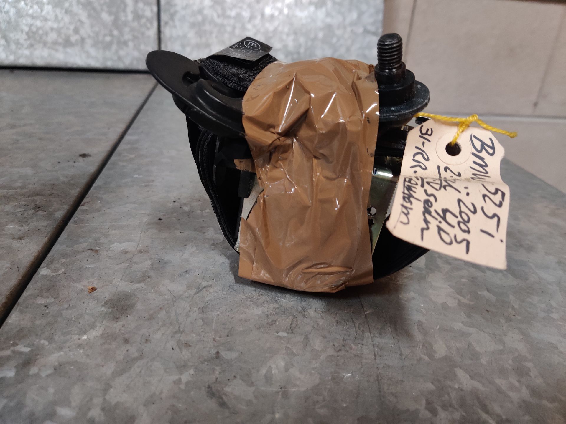 BMW 525i rolgordel rechtsvoor uit 2005.