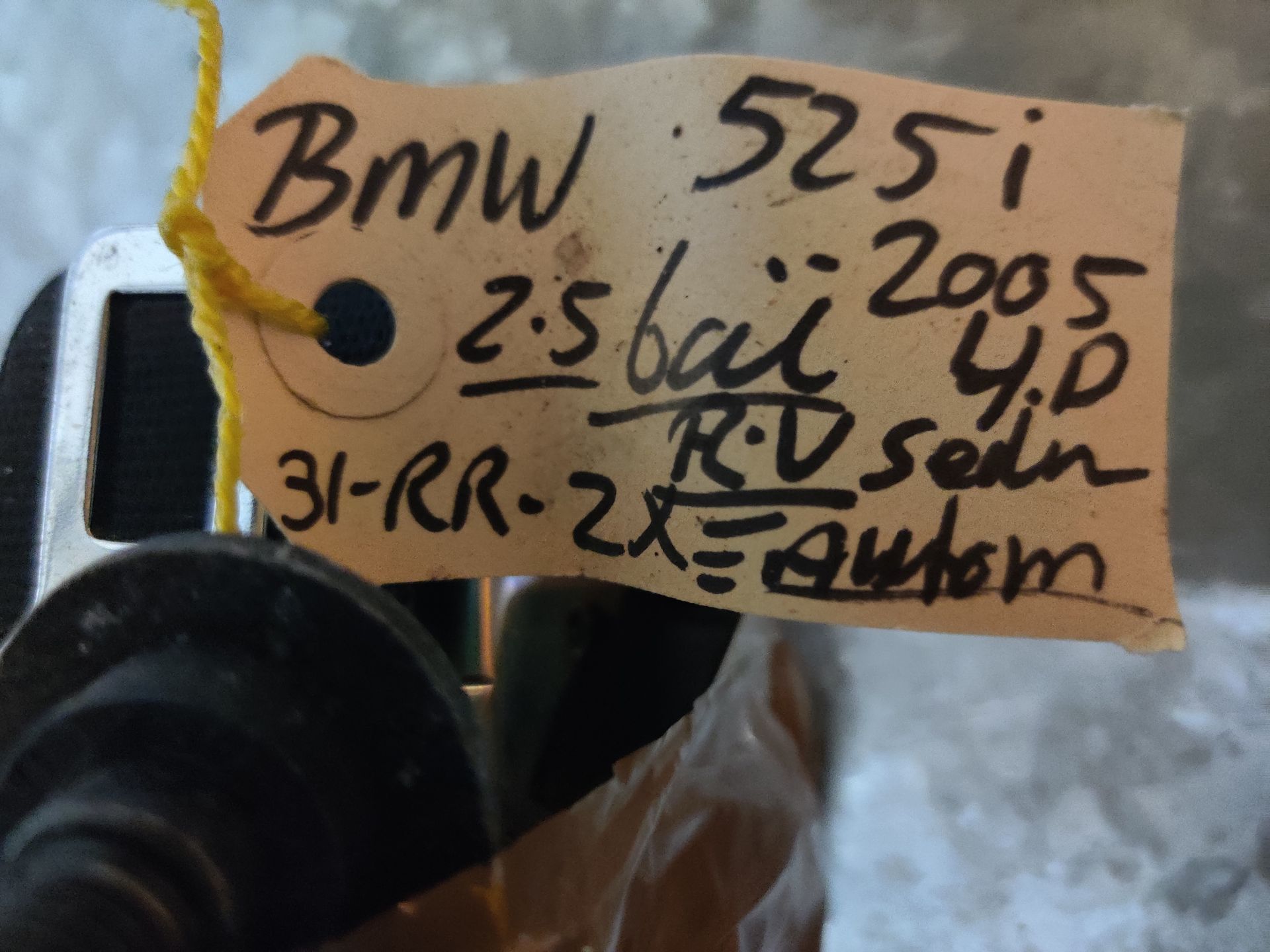 BMW 525i rolgordel rechtsvoor uit 2005.