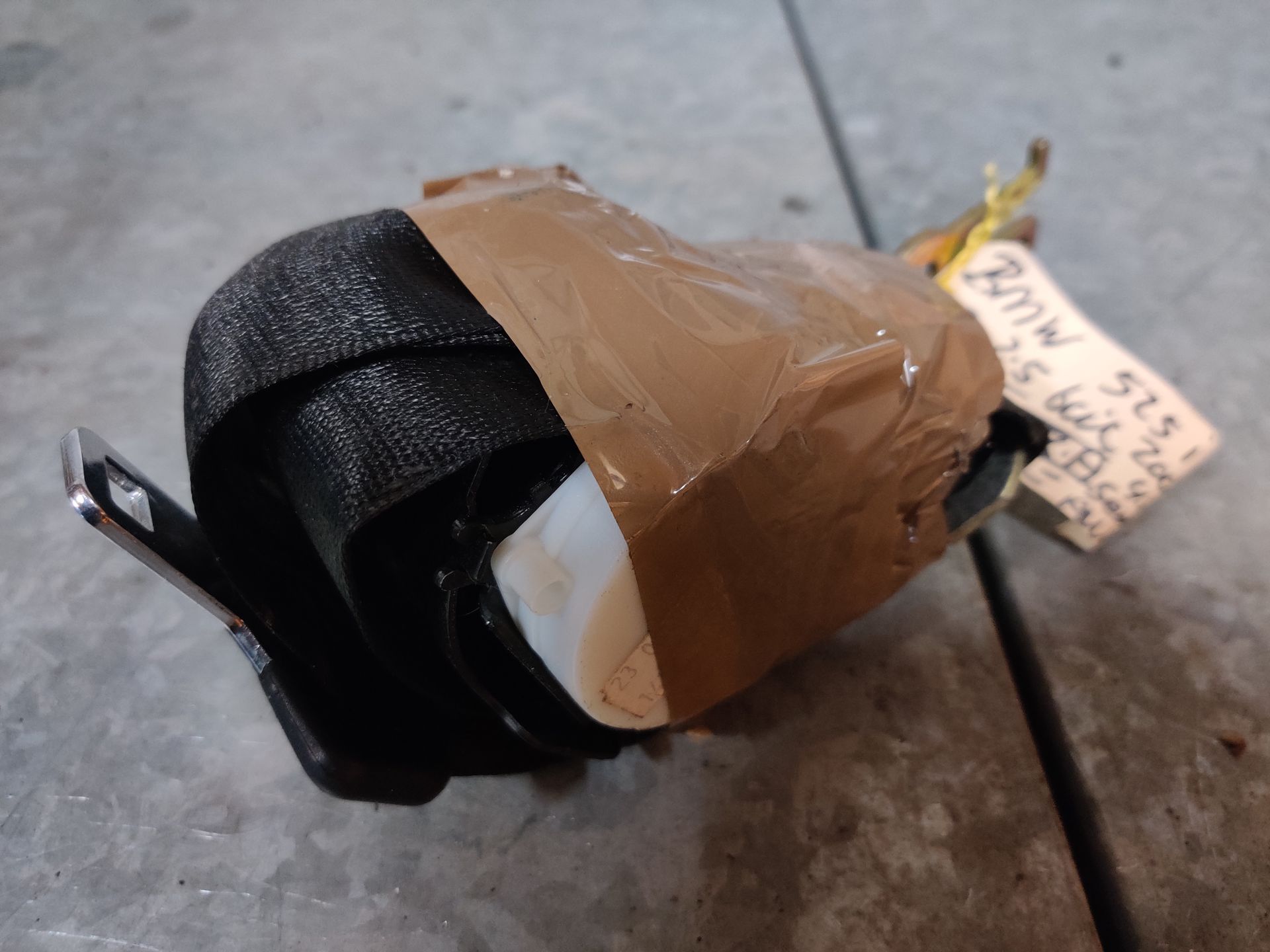 BMW 525i rolgordel rechtsachter uit 2005.