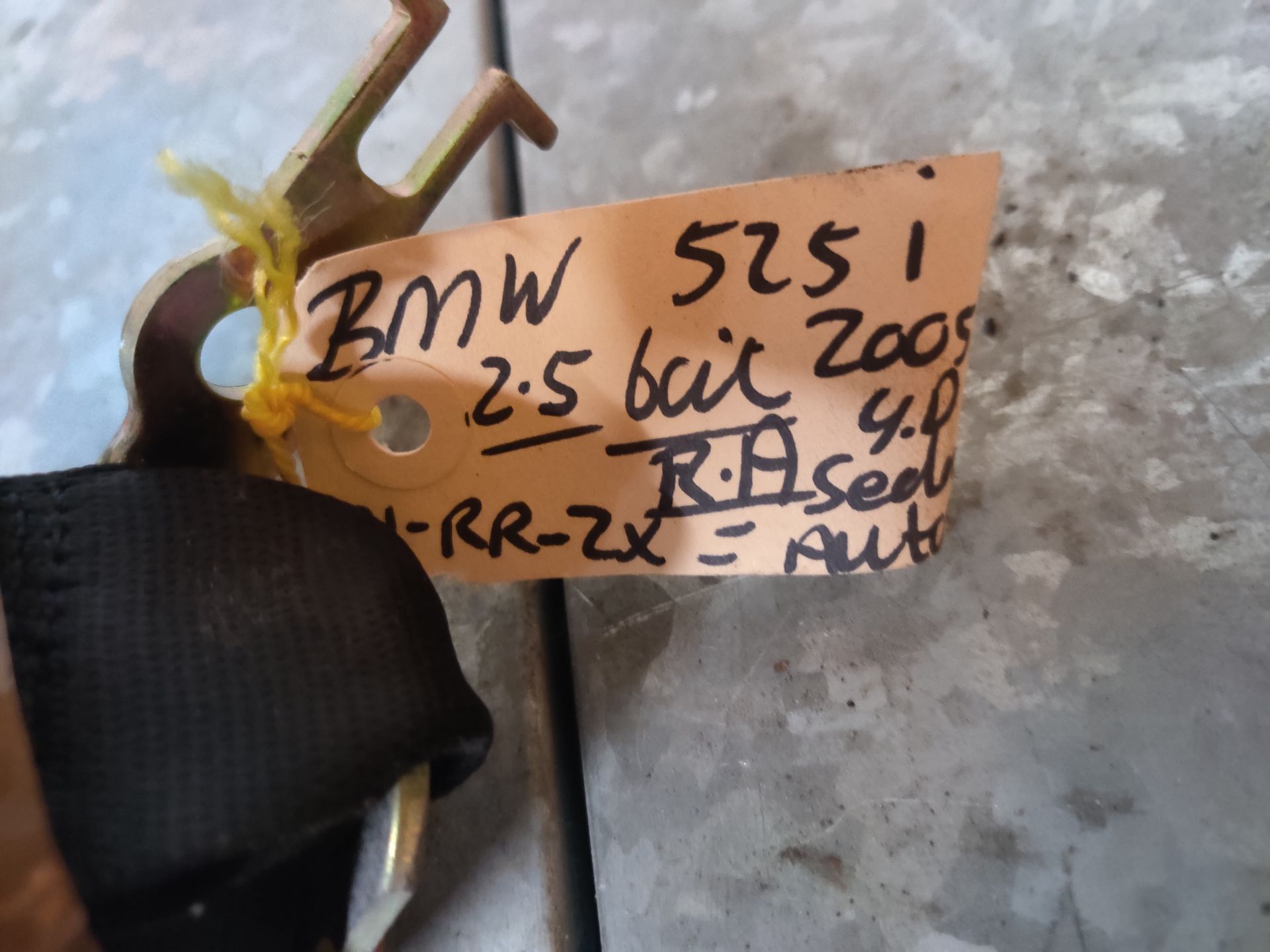 BMW 525i rolgordel rechtsachter uit 2005.