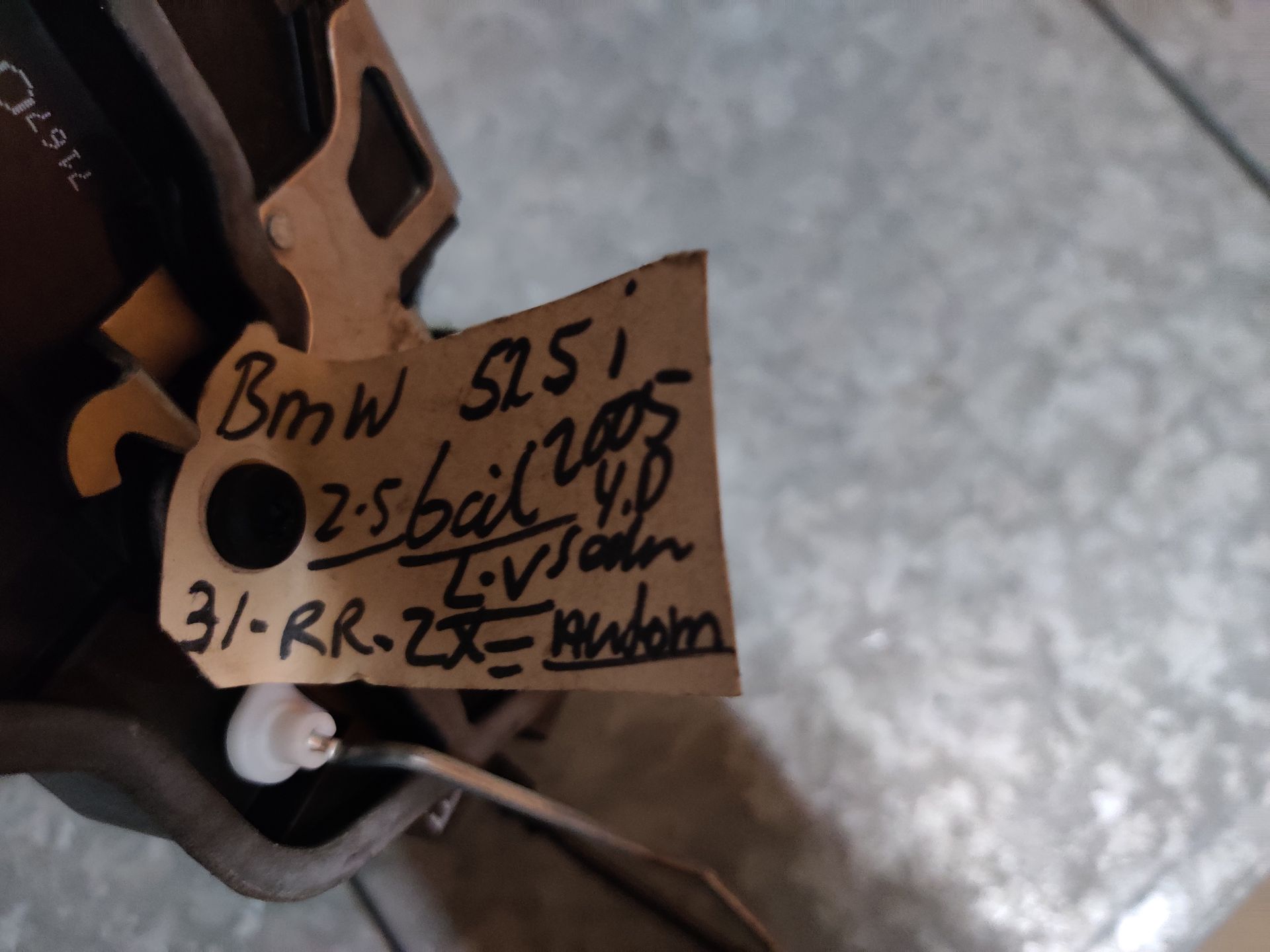 BMW 525i deurslotvanger linksvoor uit 2005.