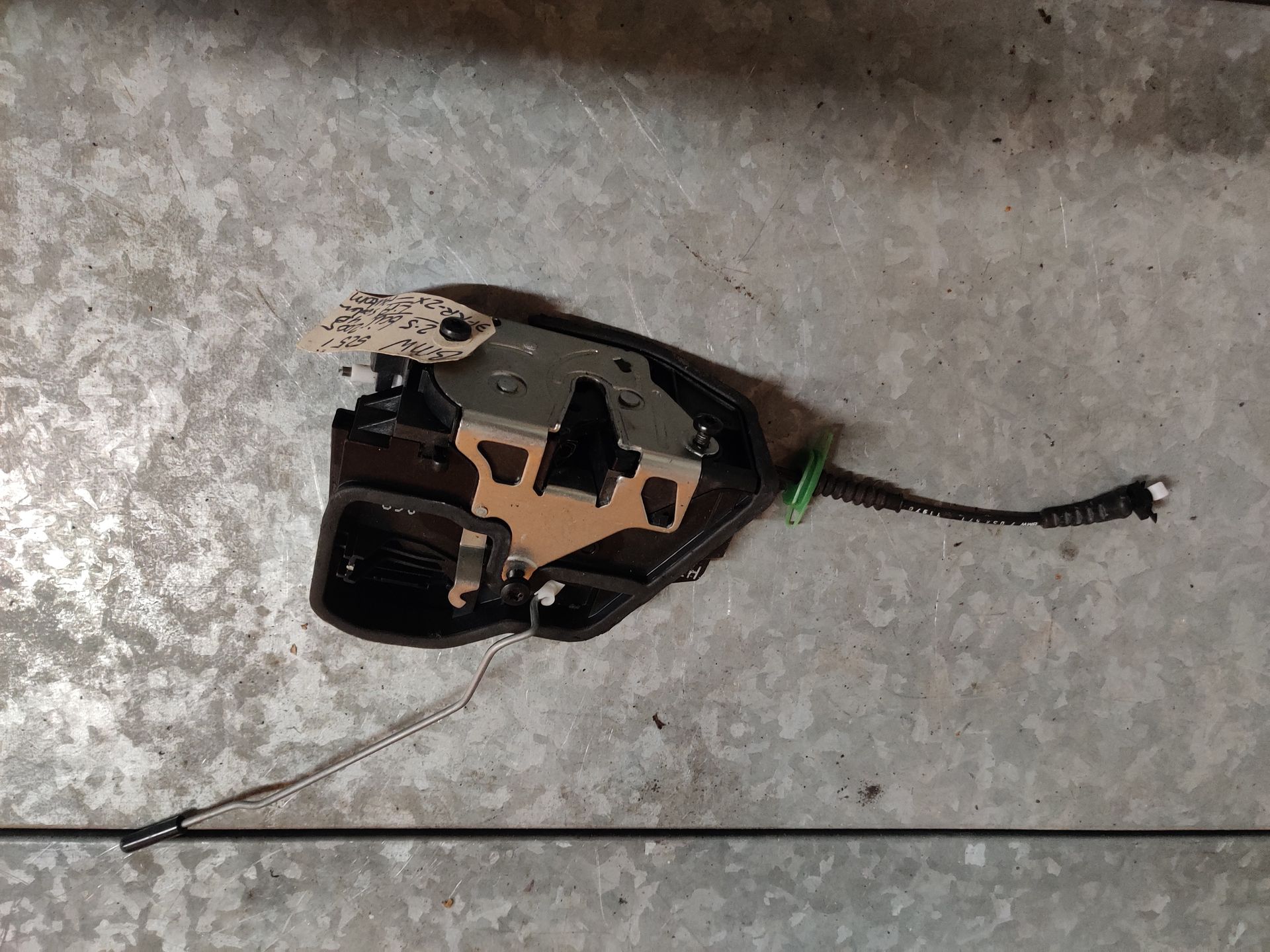 BMW 525i deurslotvanger linksachter uit 2005.