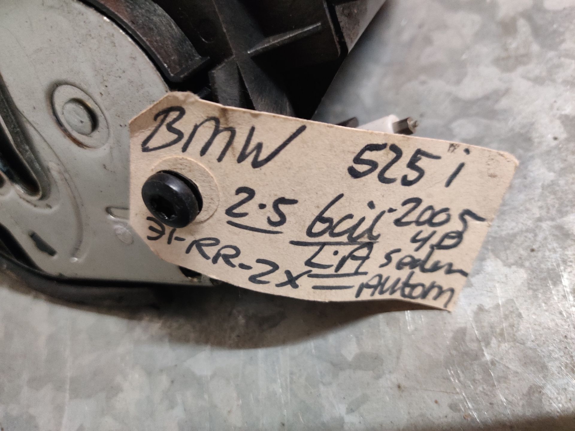 BMW 525i deurslotvanger linksachter uit 2005.