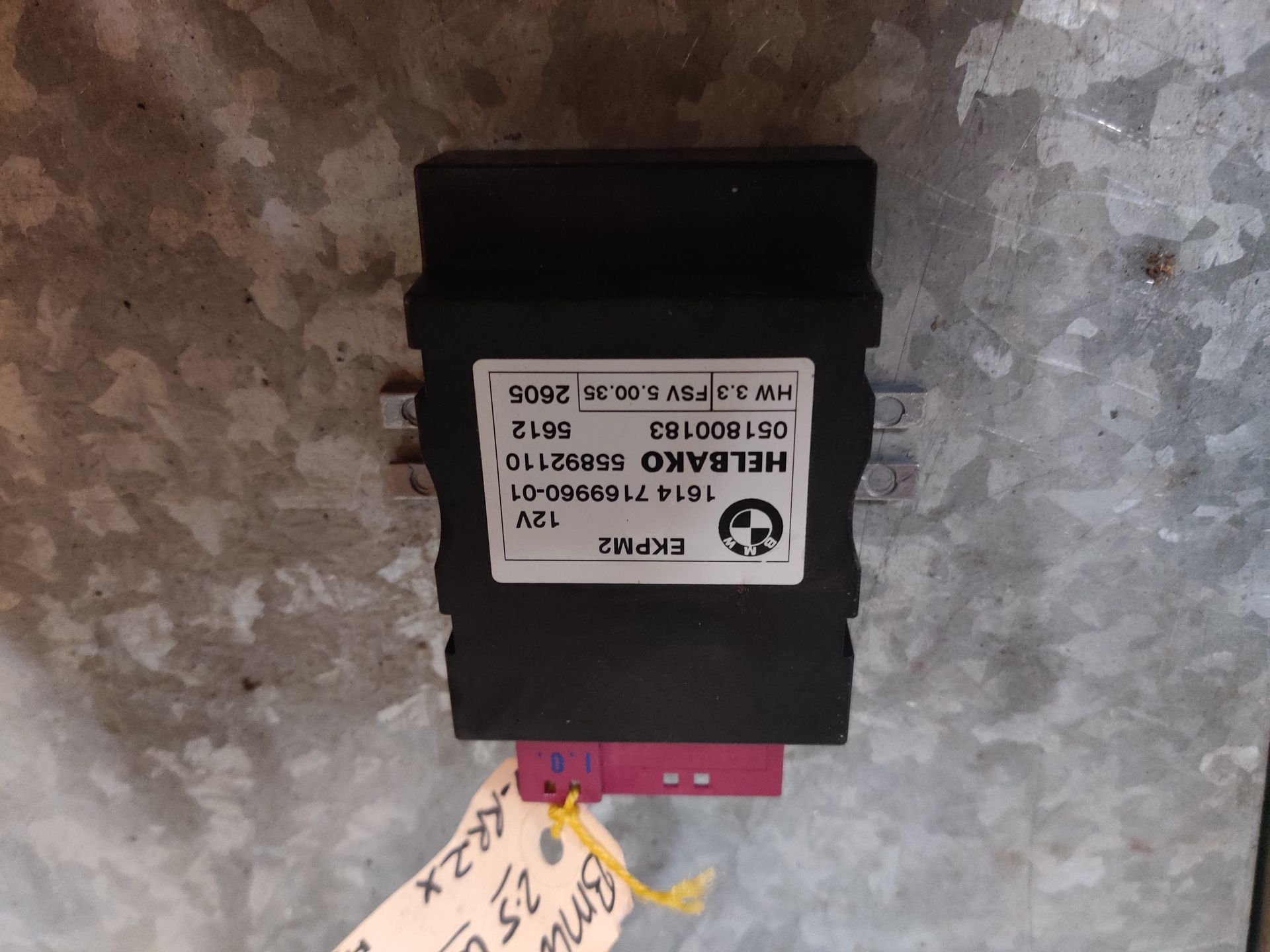 BMW 525i brandstofmodule van een 4 deurs uit 2005.