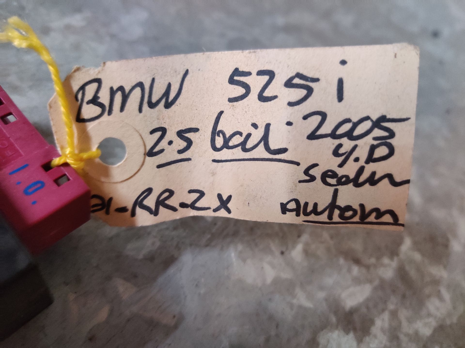 BMW 525i brandstofmodule van een 4 deurs uit 2005.