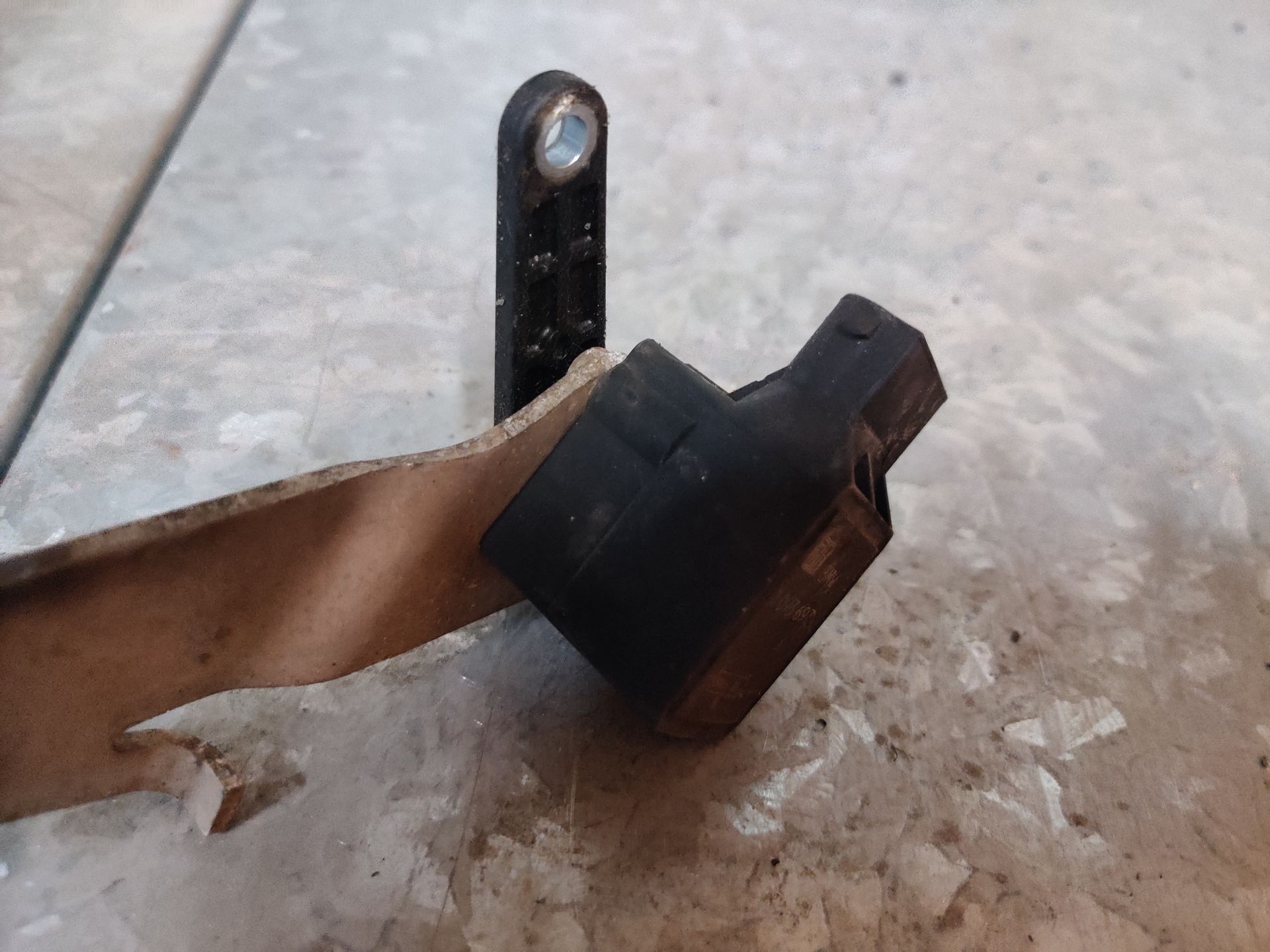 BMW 525i koplamphoogte regelaar uit 2005.