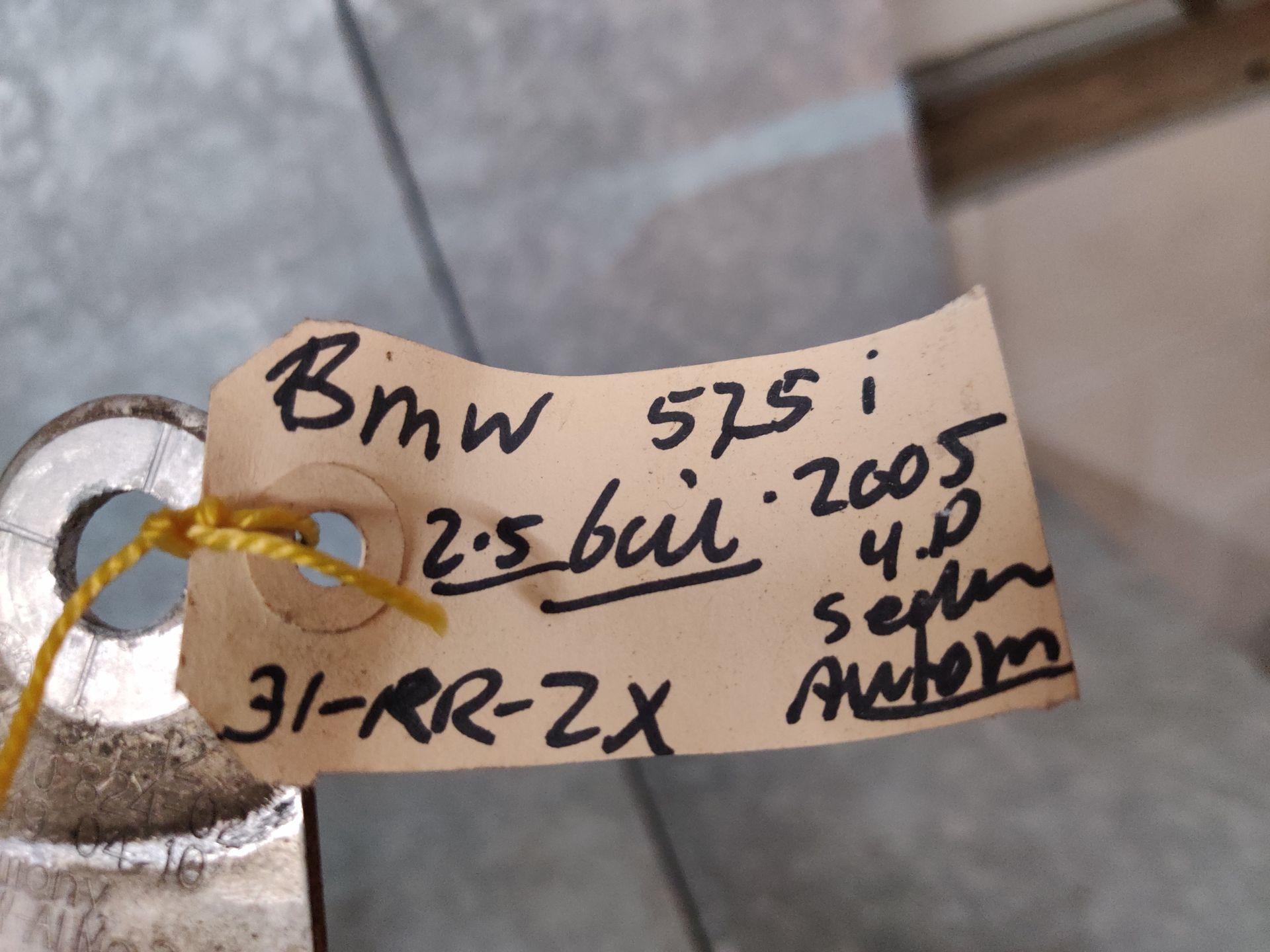 BMW 525i koplamphoogte regelaar uit 2005.