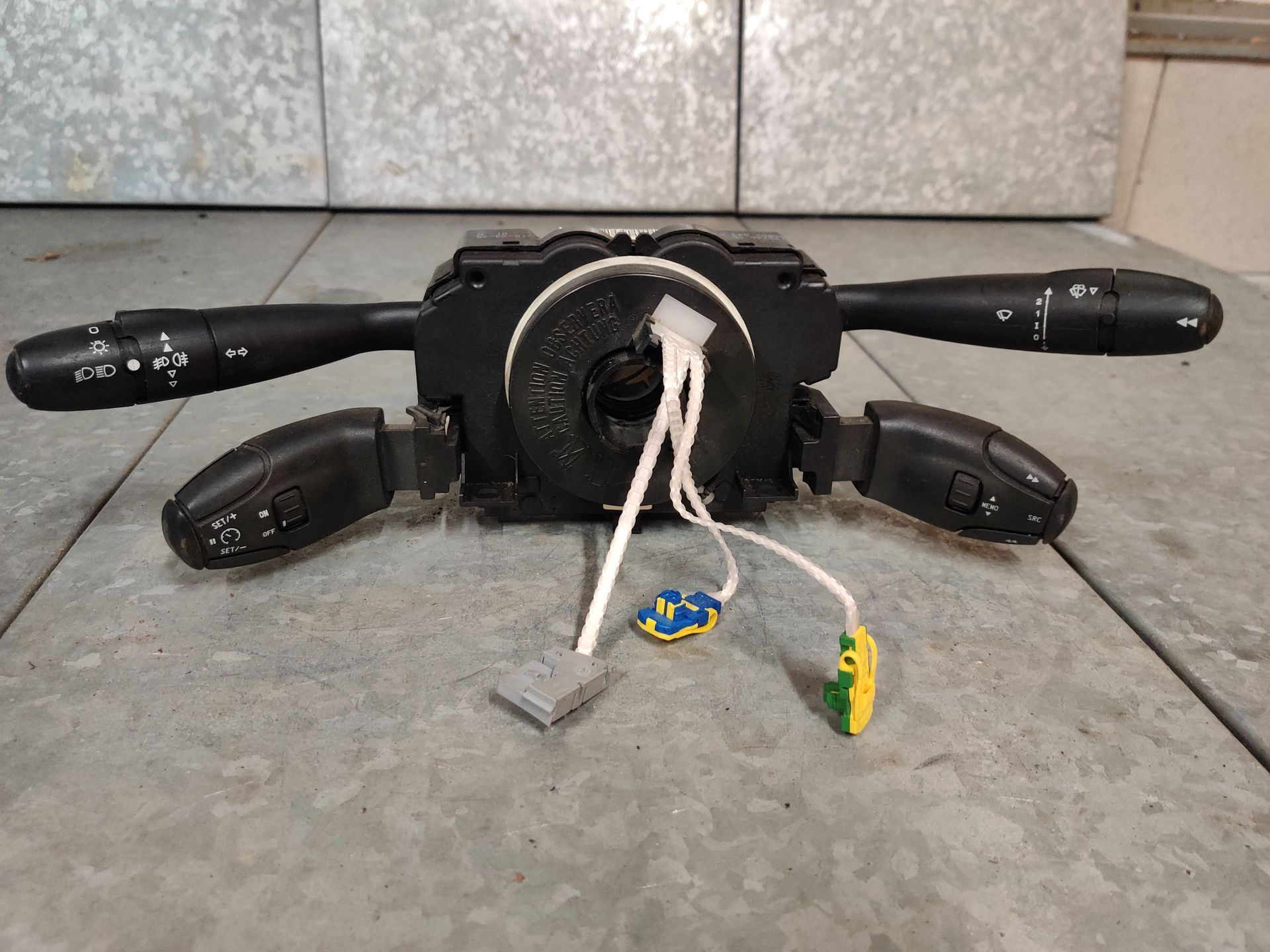 Peugeot 307 stuurkolomschakelaar met cruise en radio bediening uit 2005.