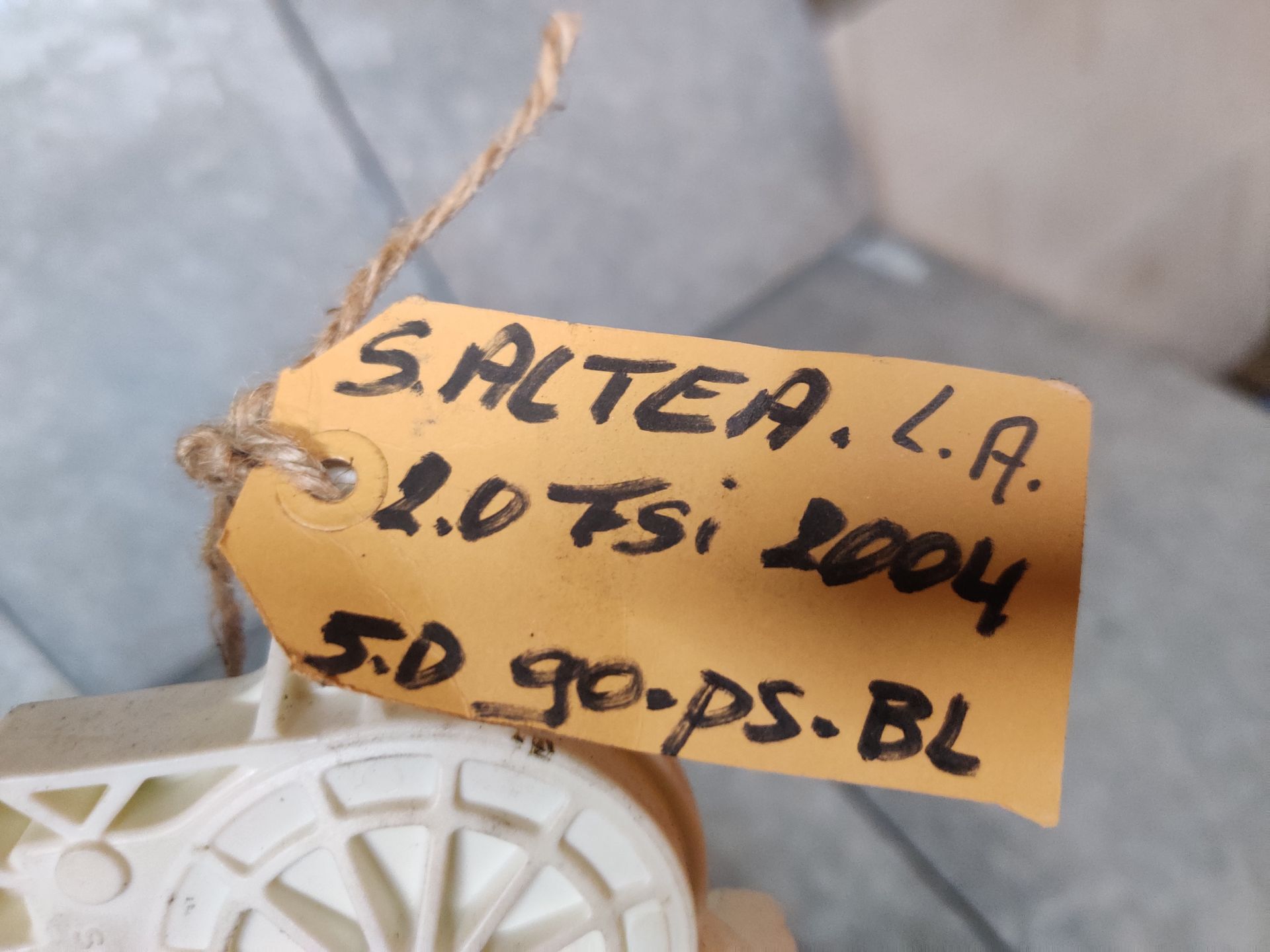 Seat Altea raammotor linksachter uit 2004.