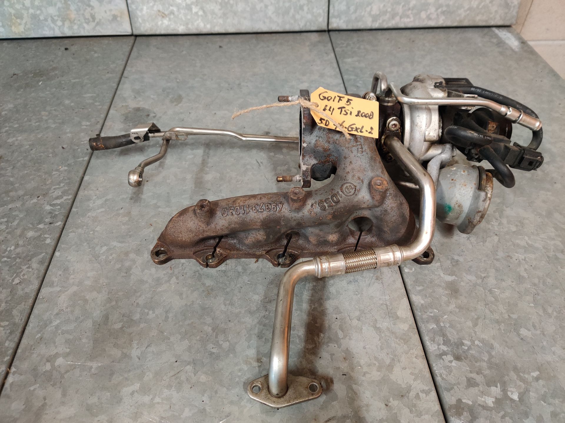 VW Golf 5 uitlaatspruitstuk met turbo en wastegate van een 1.4 TSI uit 2008.