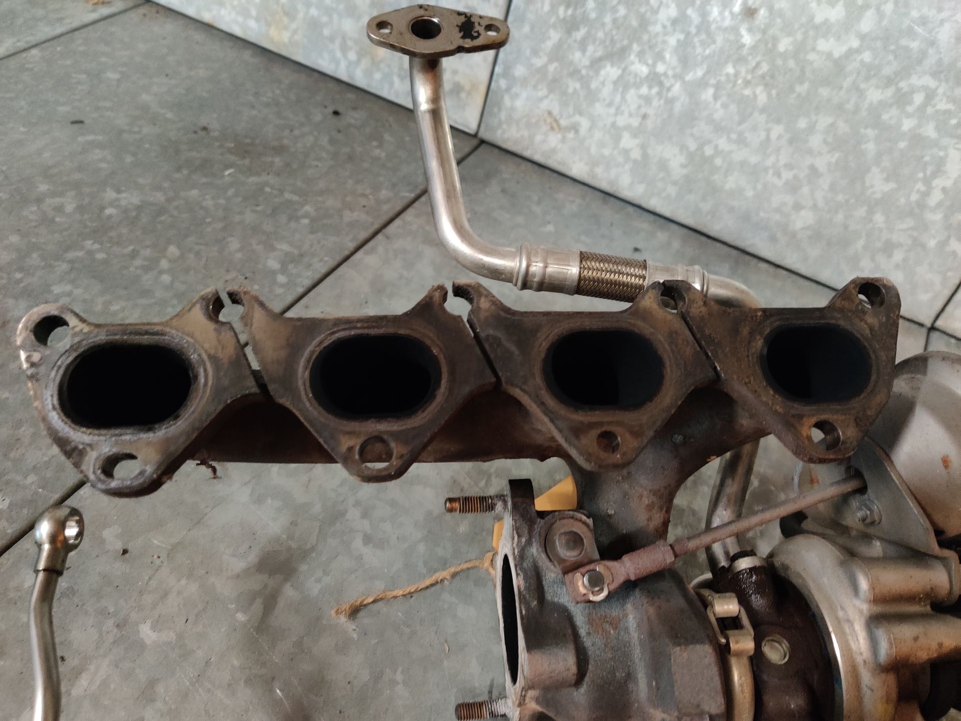 VW Golf 5 uitlaatspruitstuk met turbo en wastegate van een 1.4 TSI uit 2008.
