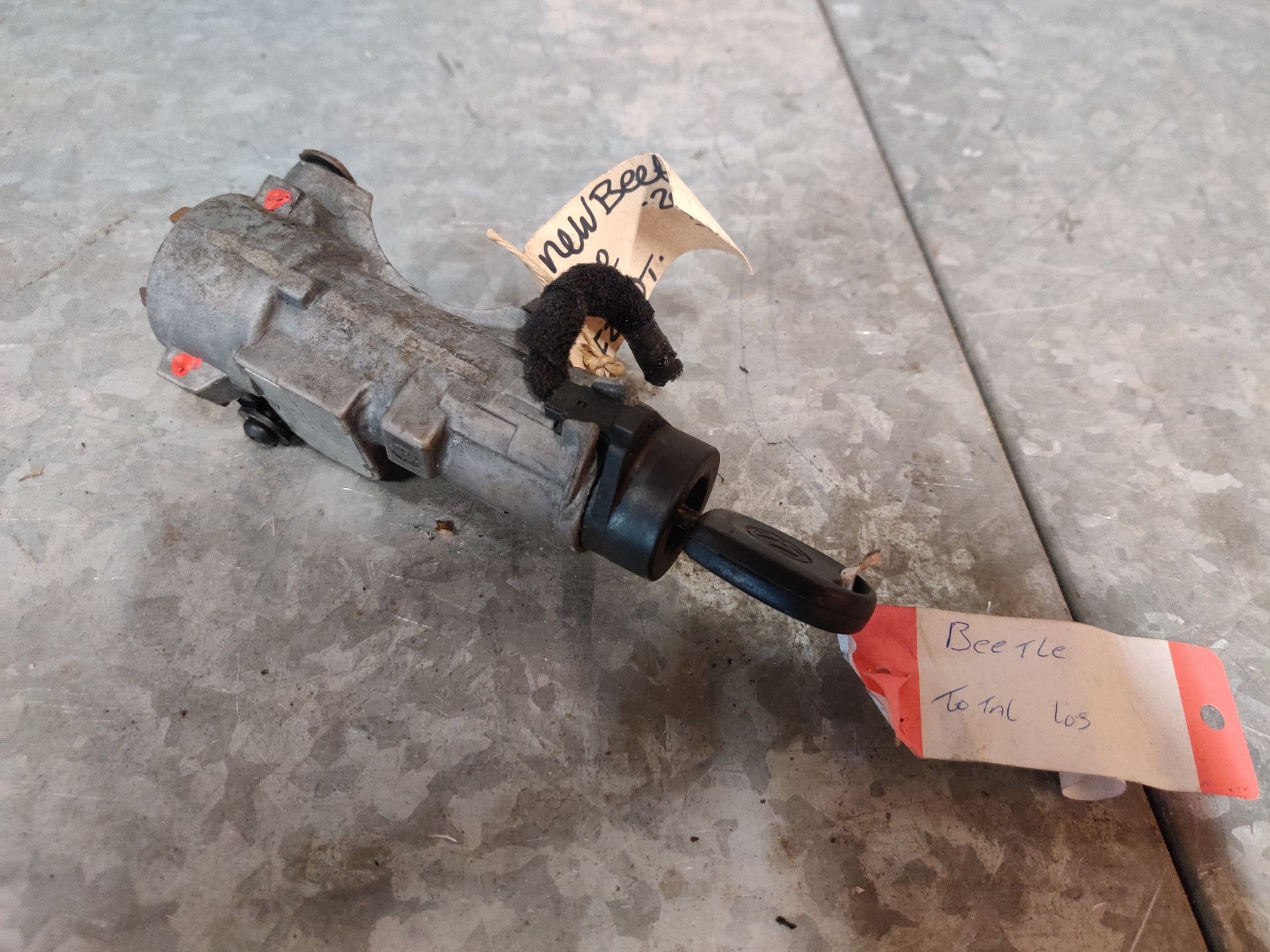 VW new Beetle contactslot met 1 sleutel uit het jaar 2000.