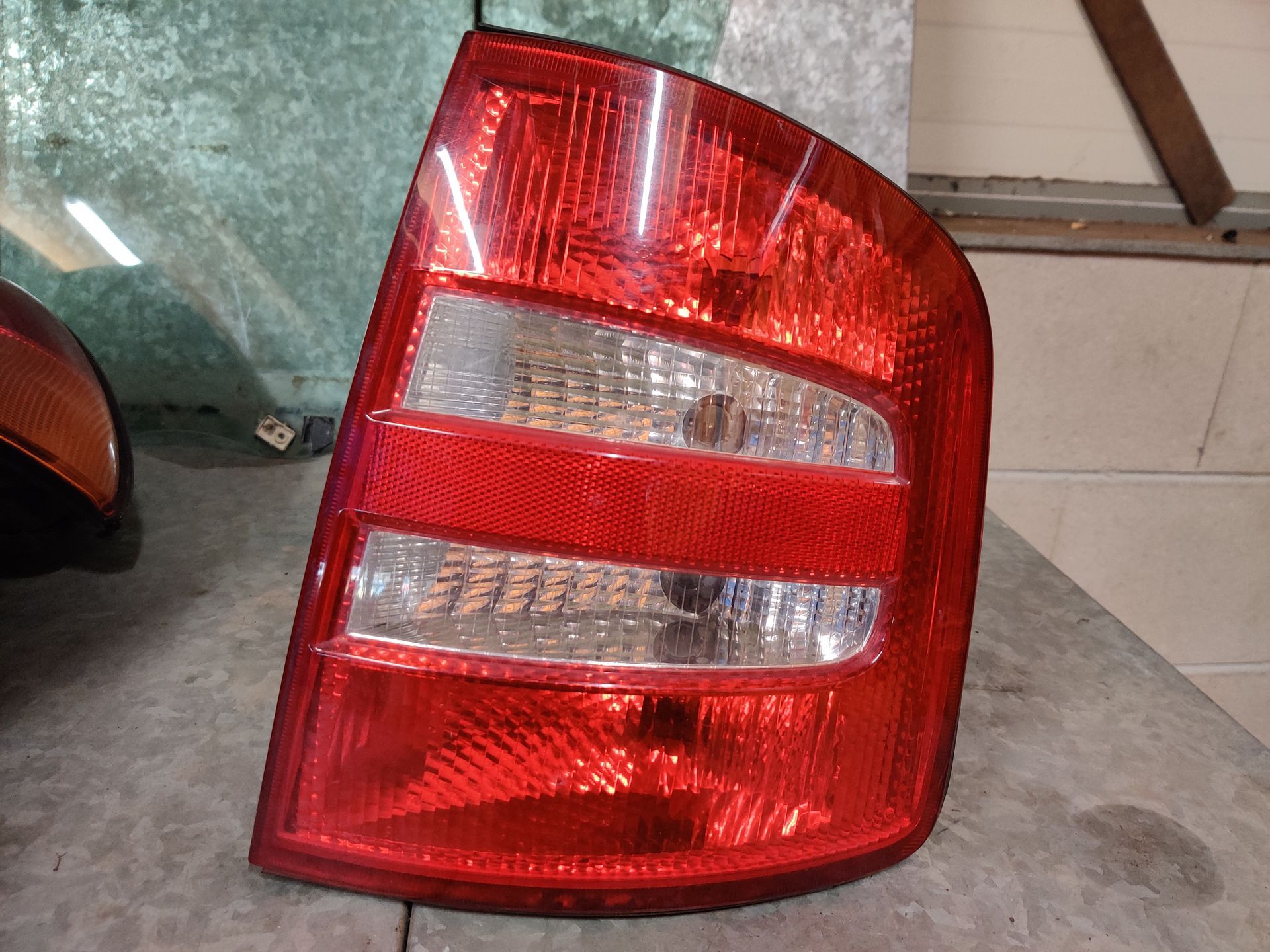 Skoda Fabia rechter achterlicht van een station uit 2003.