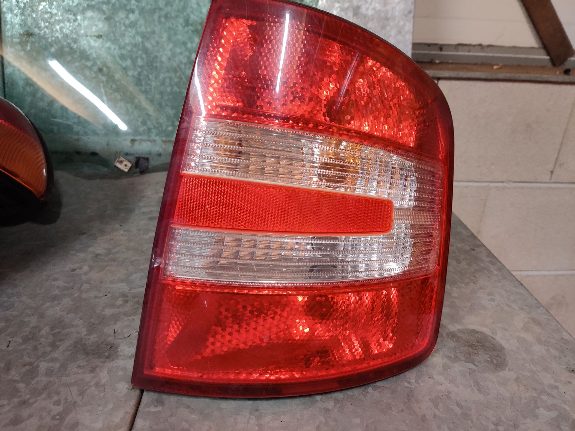 Skoda Fabia rechter achterlicht van een station uit 2005.