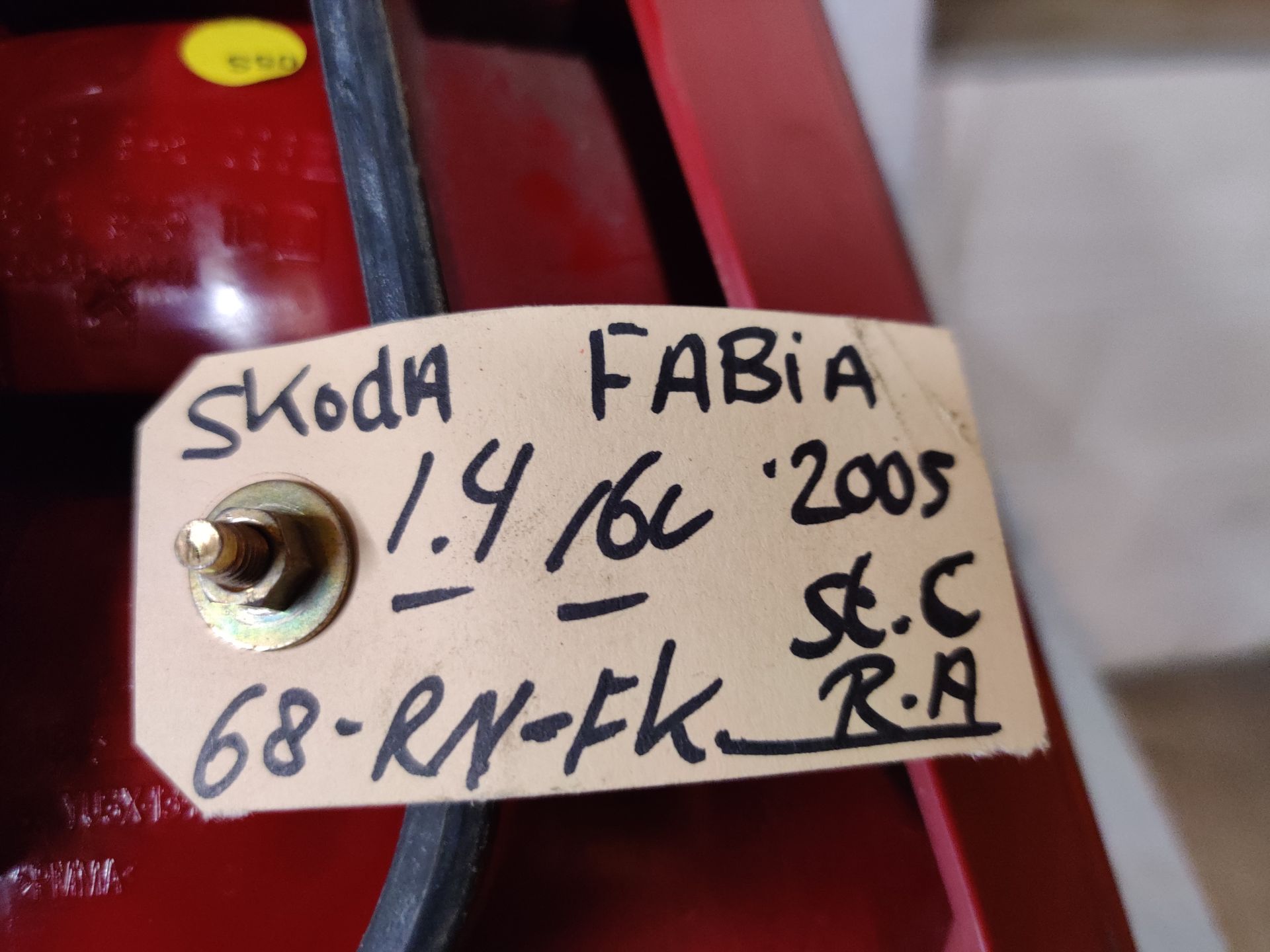 Skoda Fabia rechter achterlicht van een station uit 2005.