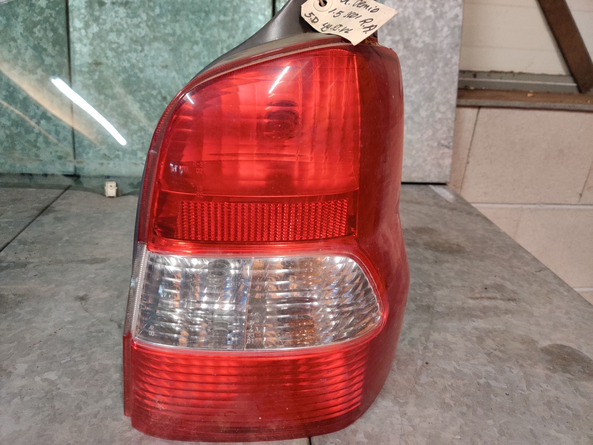 Mazda Demio rechter achterlicht uit 2001.