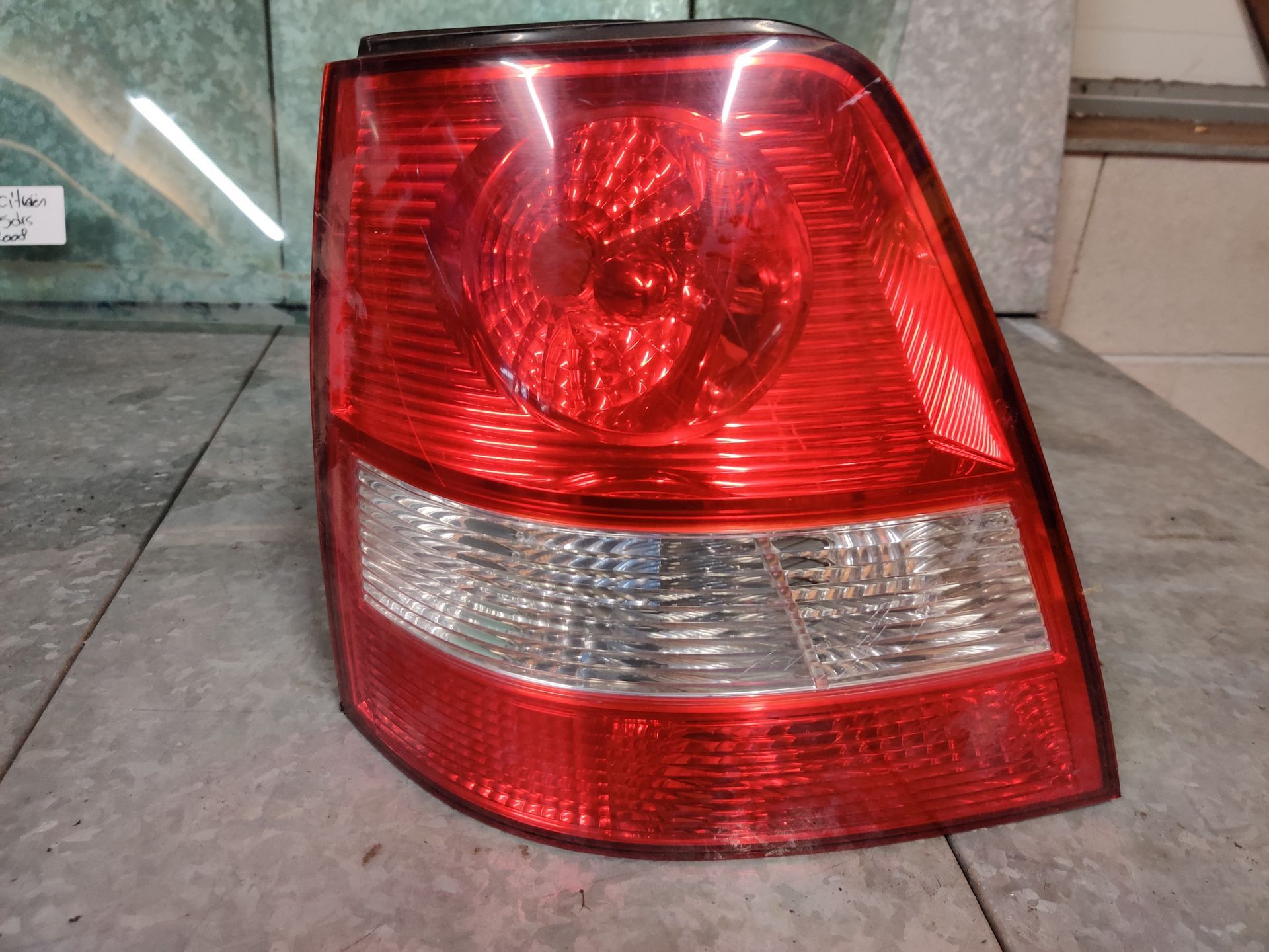 Kia Sorento linker achterlicht van een 2.5 CRDi uit 2006.