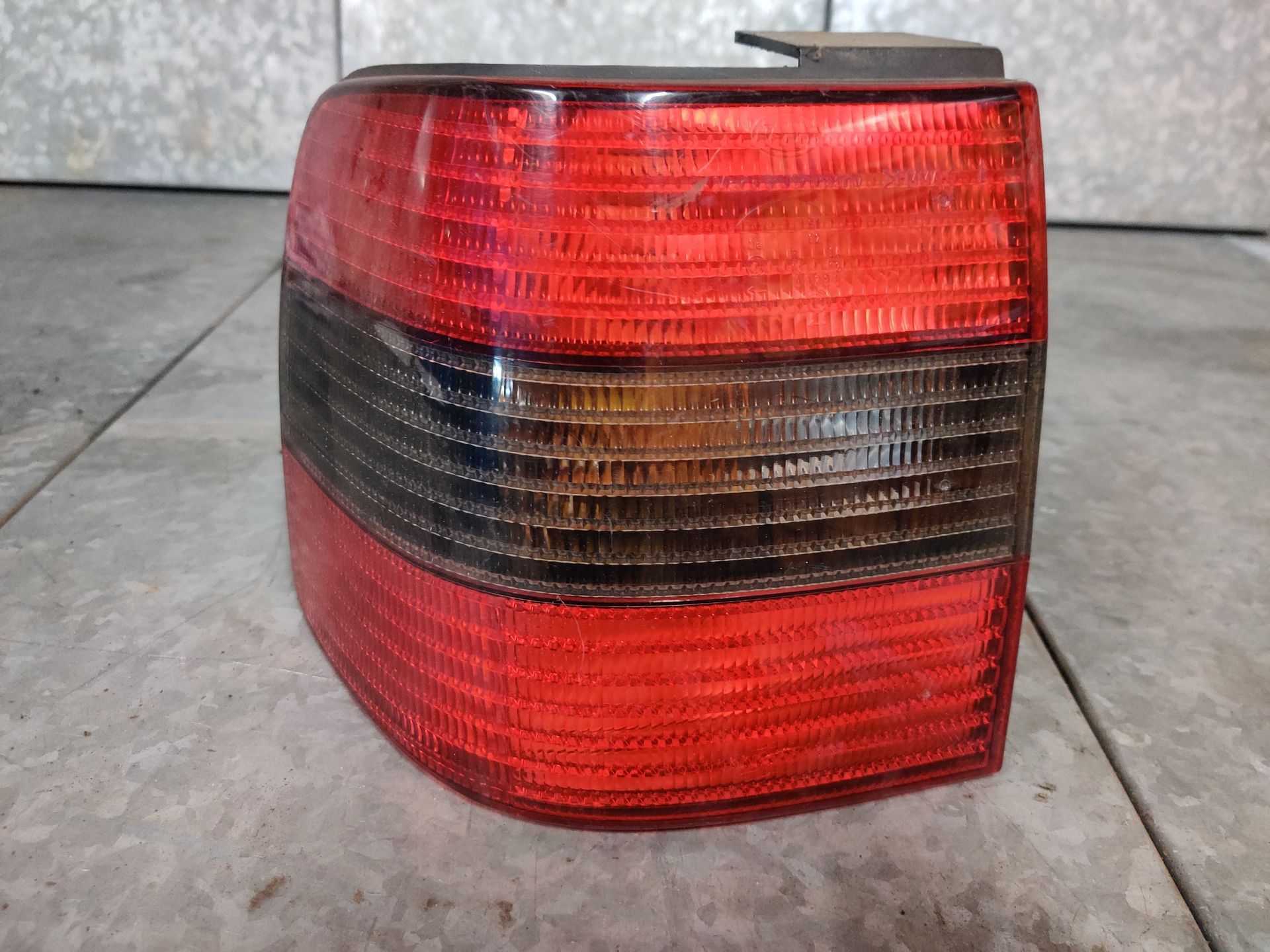 VW Passat sedan linker achterlicht uit 1995.