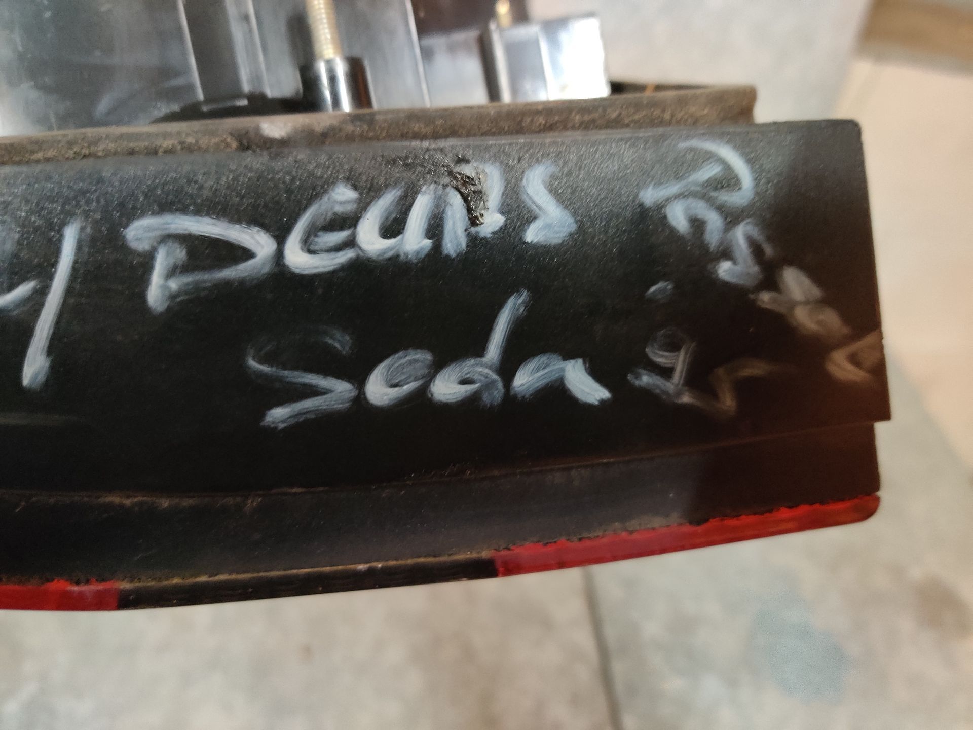 VW Passat sedan linker achterlicht uit 1995.