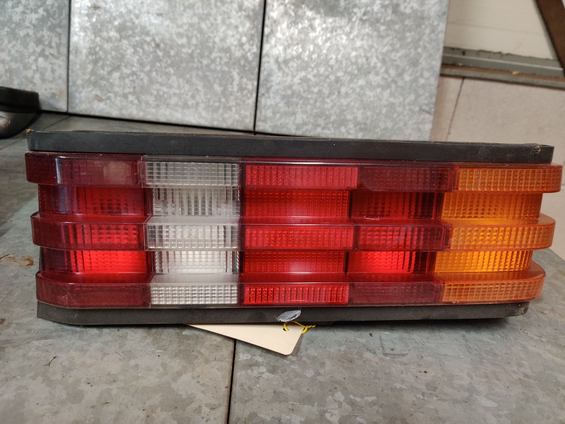 Mercedes 190E rechter achterlicht van 2.0 uit 1984.