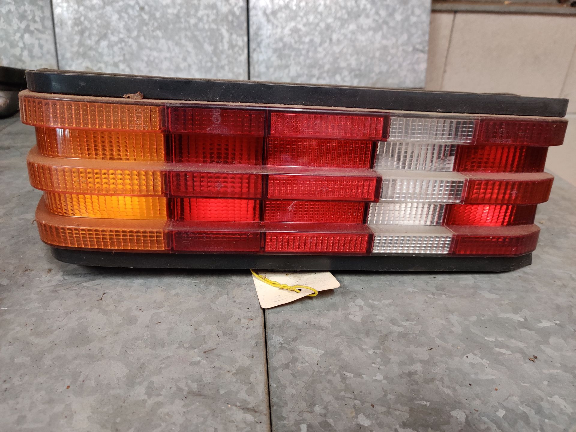 Mercedes 190E linker achterlicht van 2.0 uit 1984.