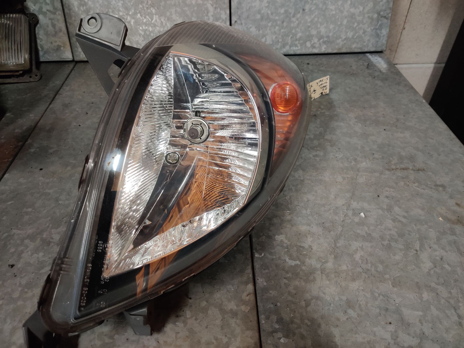 Toyota Yaris Verso rechter koplamp uit 2000.
