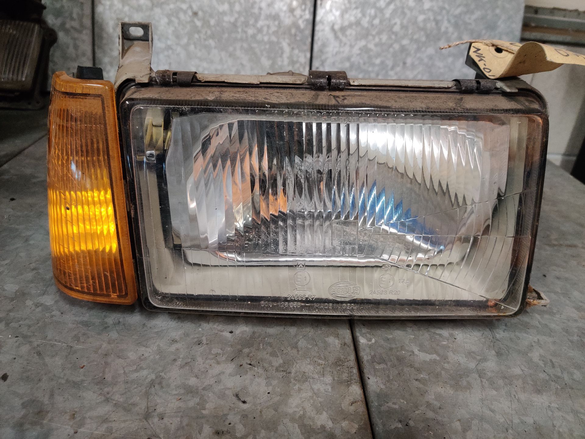 Volvo 340 rechter koplamp uit 1985.