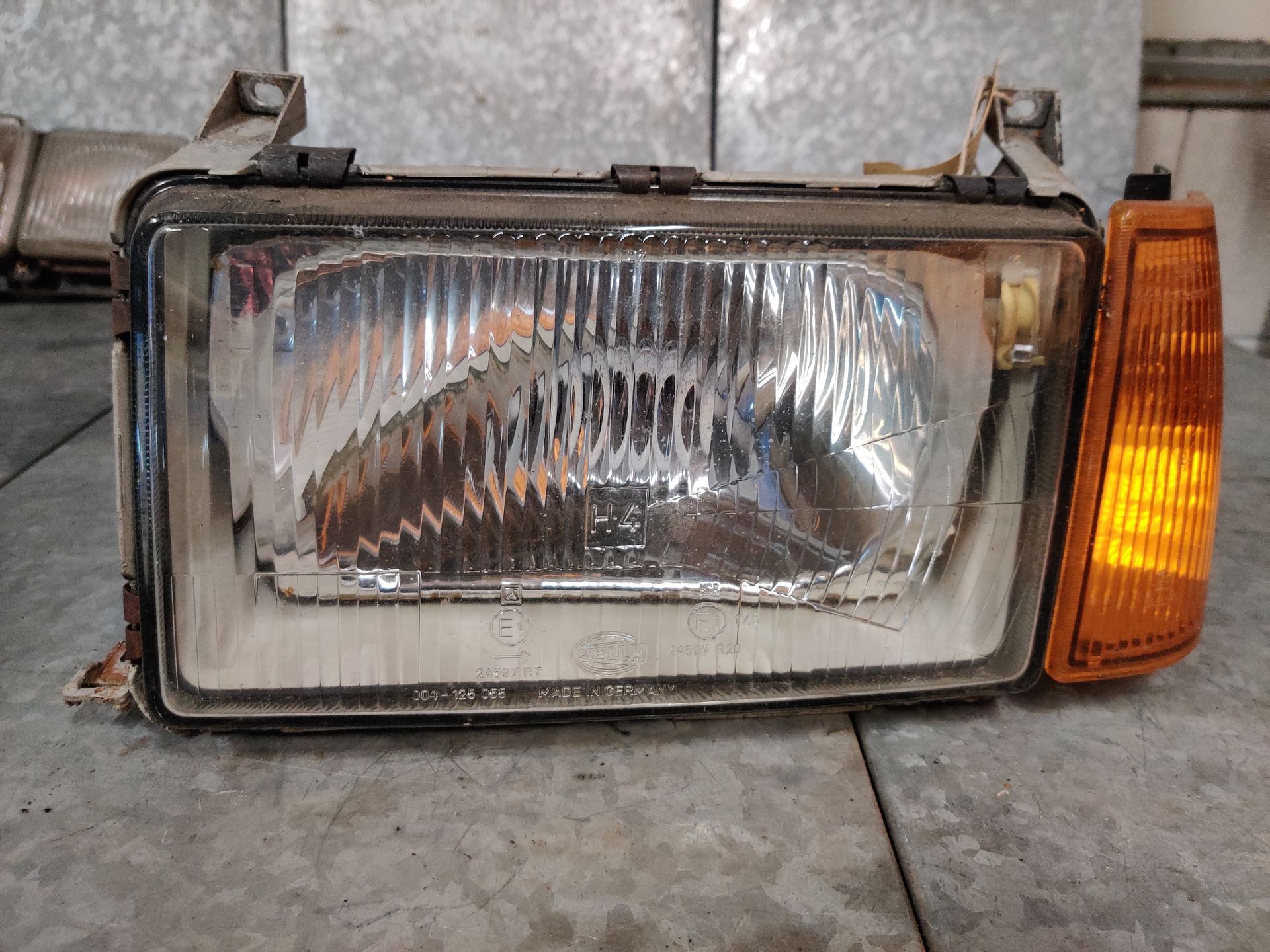 Volvo 340 linker koplamp uit 1990.