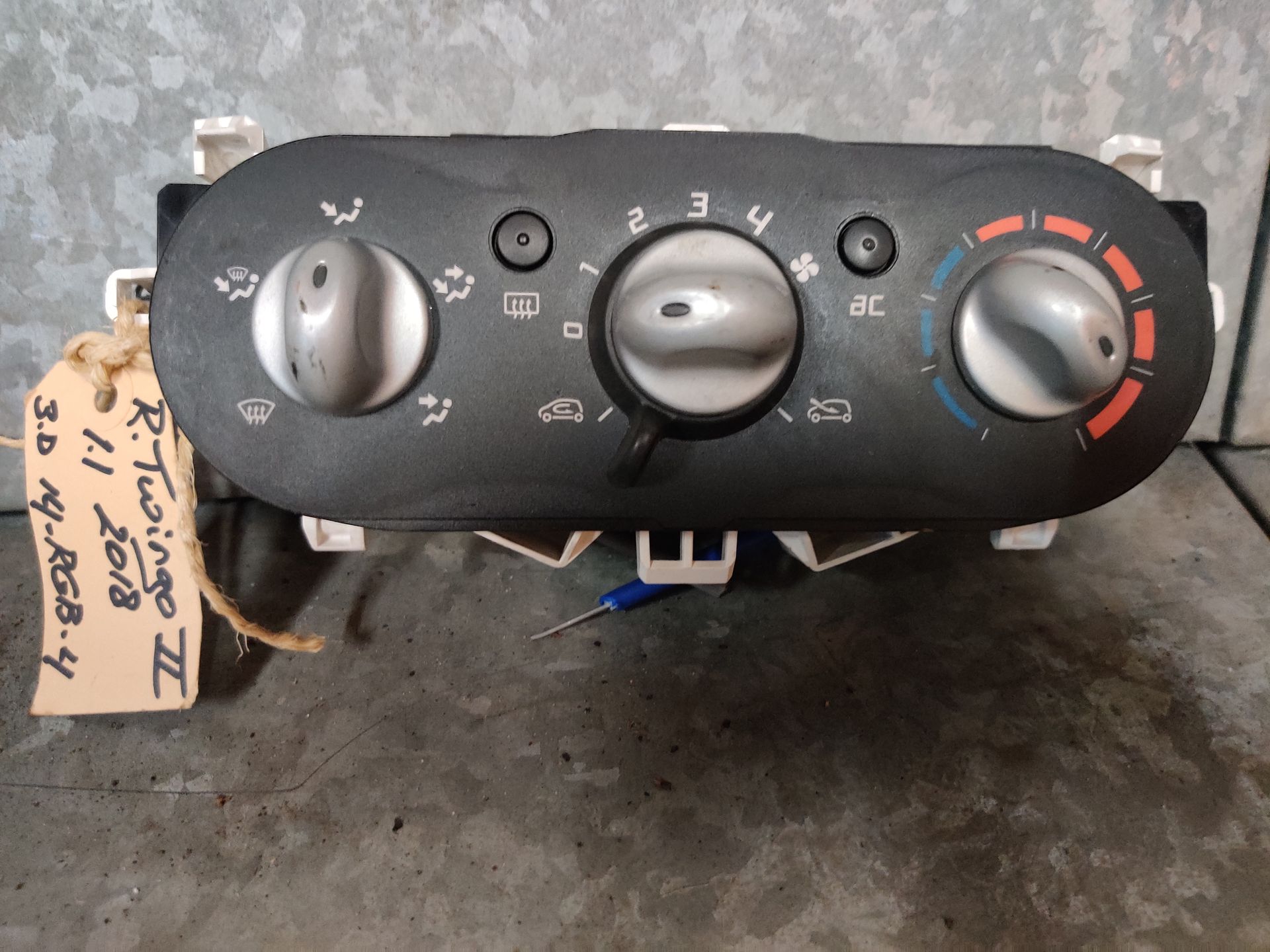 Renault Twingo II temperatuur en airco regelunit uit 2018.