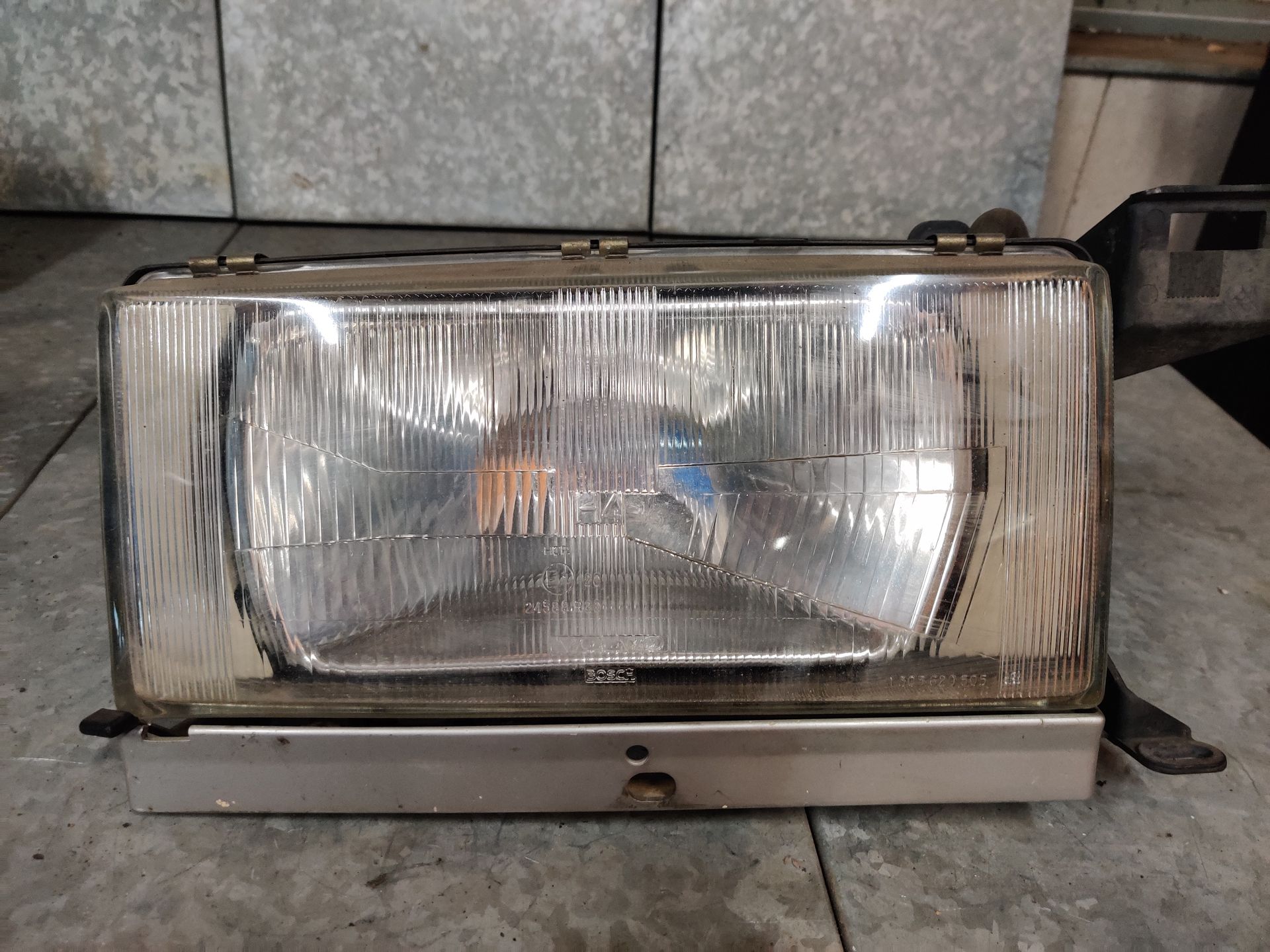 Volvo 740 rechter koplamp uit 1988.