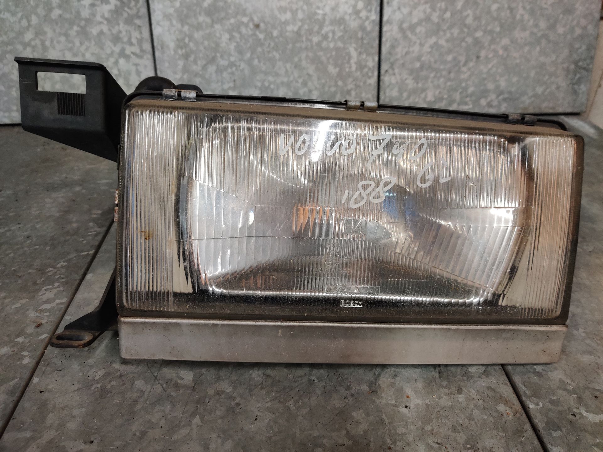 Volvo 740 linker koplamp uit 1988.