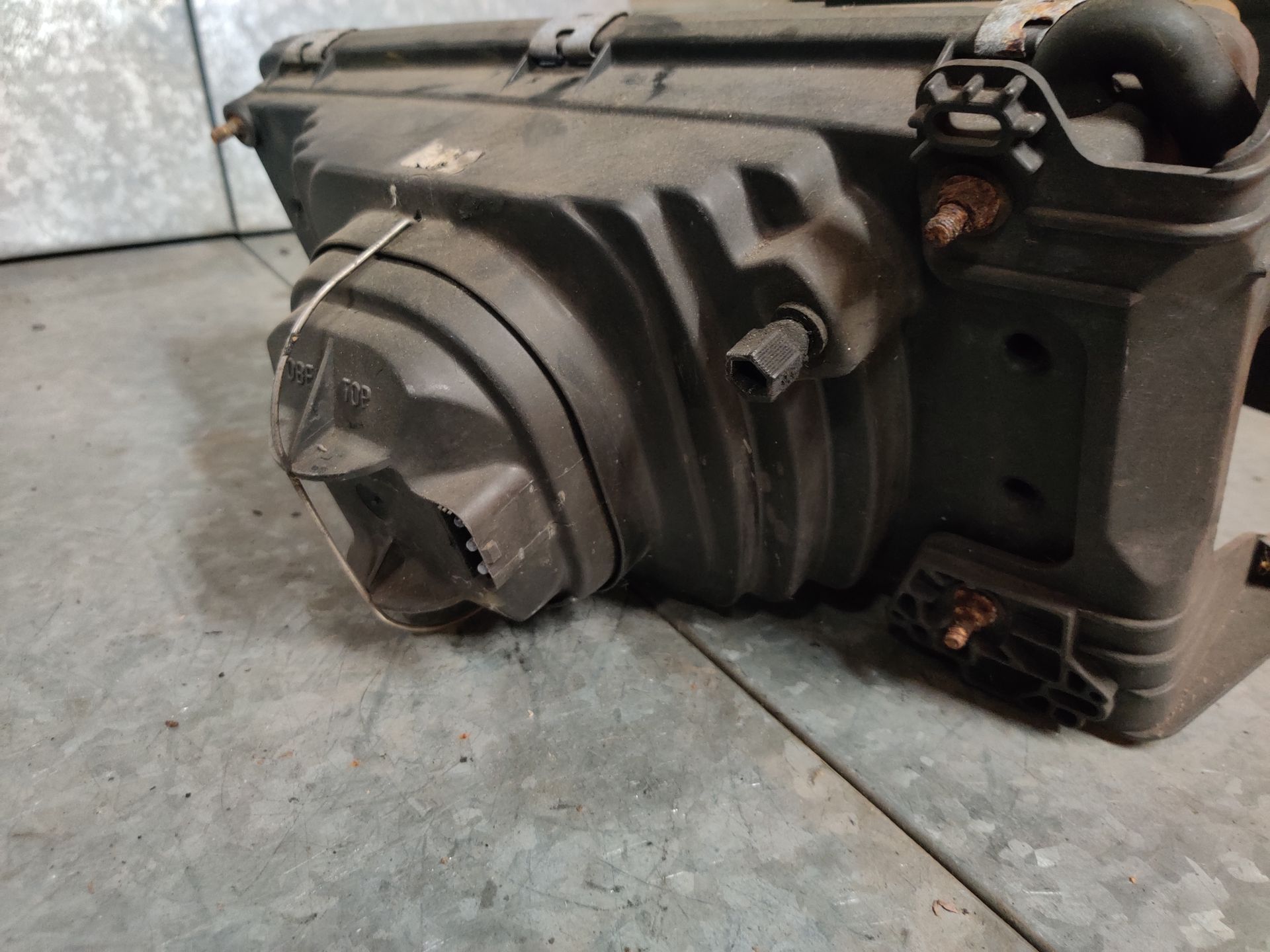 Volvo 740 linker koplamp uit 1988.