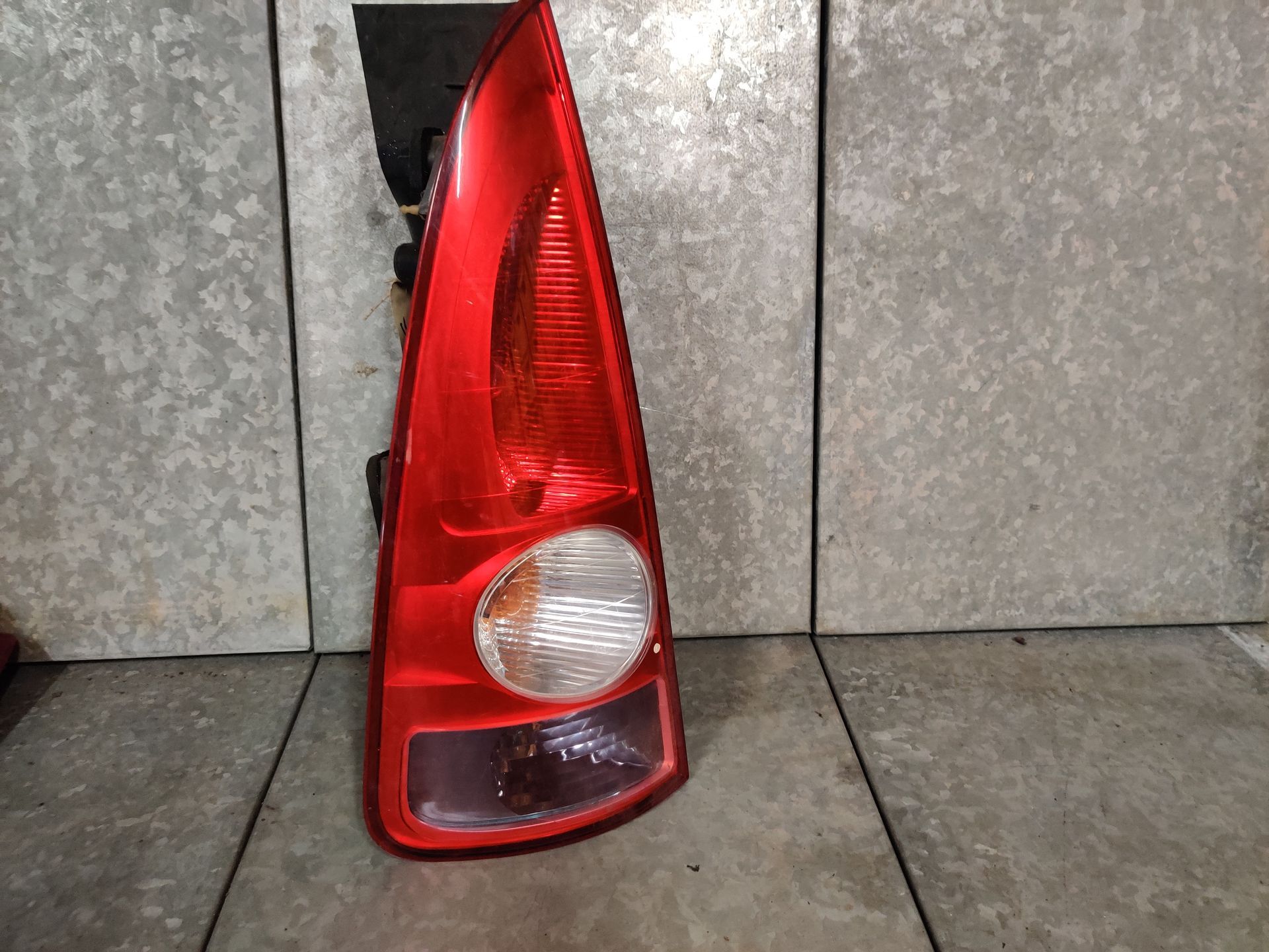 Renault Espace linker achterlicht van een 2.0T uit 2002.