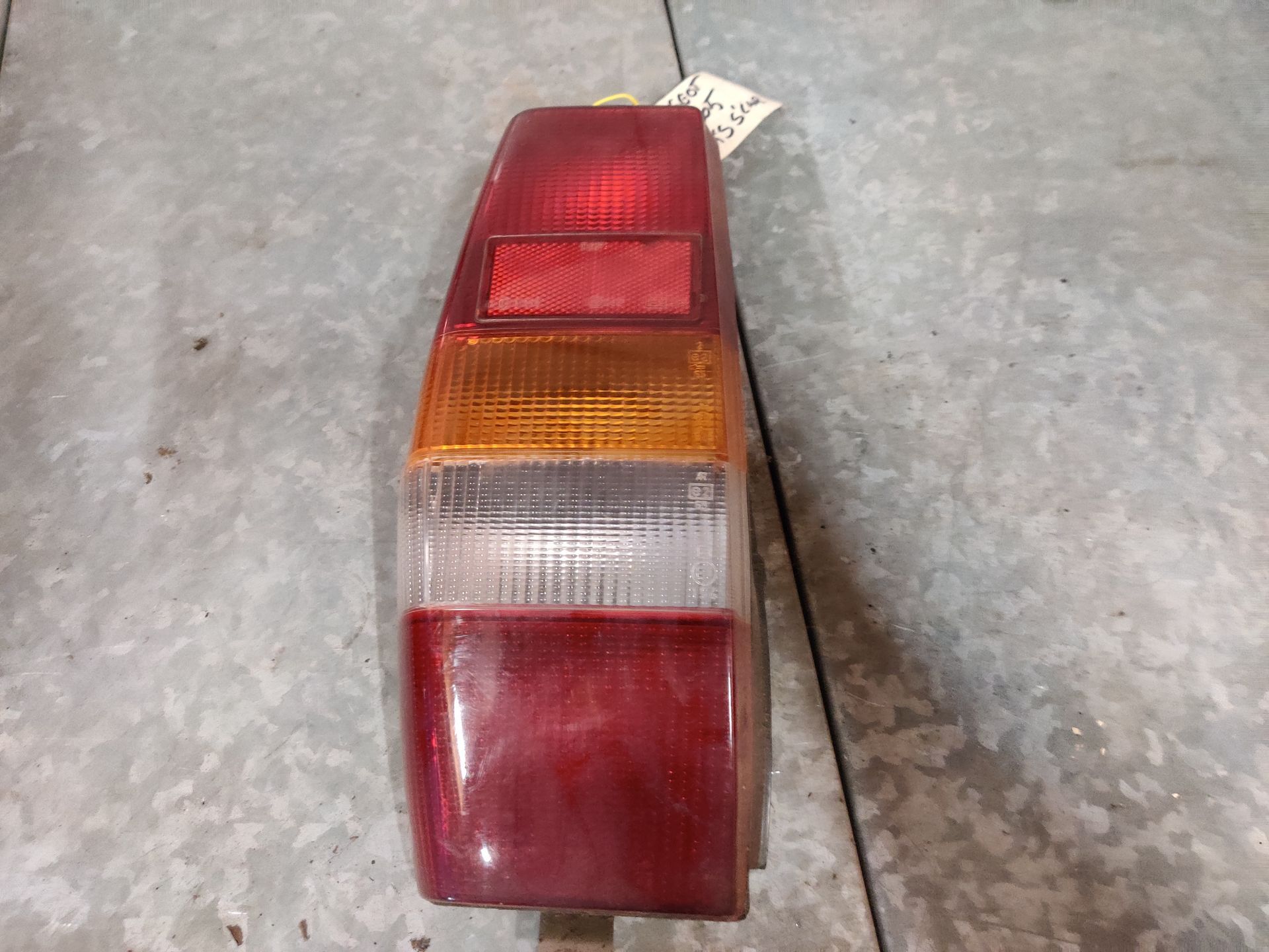 Peugeot 305 station linker achterlicht.