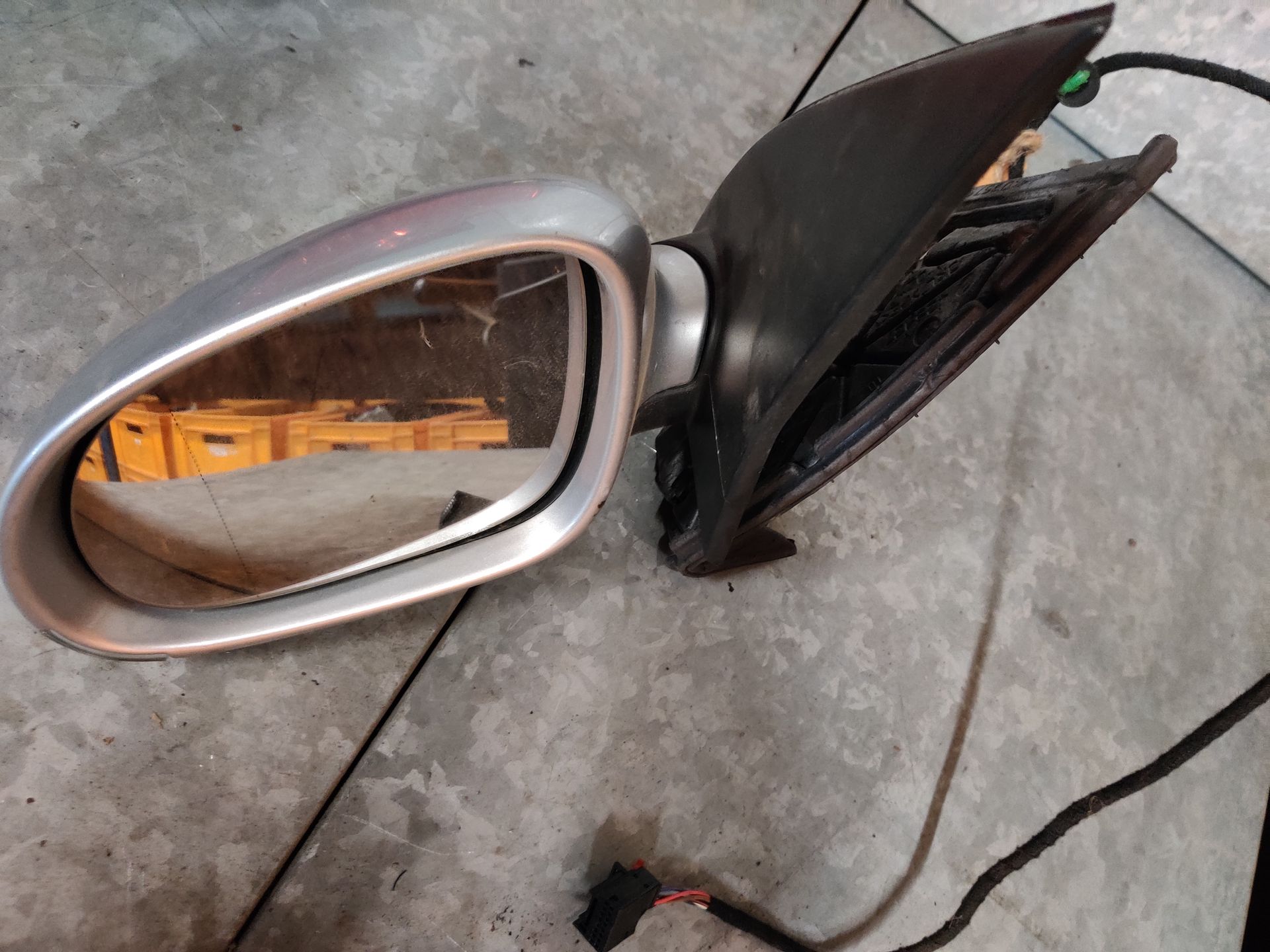 Een VW Golf 5  zilverkleurige autospiegel met zwarte behuizing bij Stegeman Car Parts