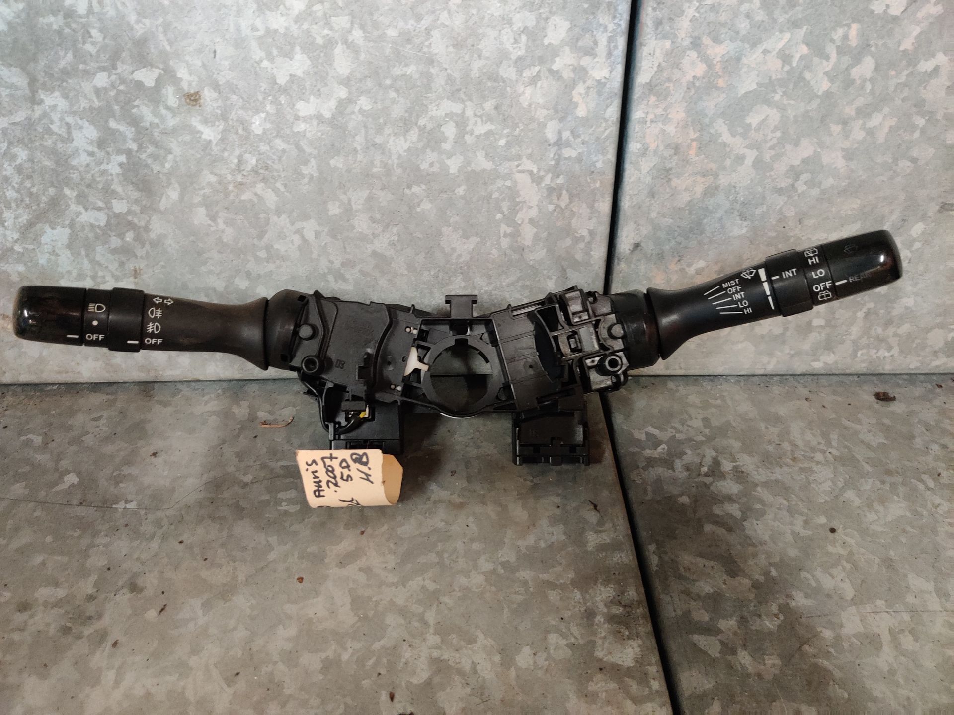 Toyota Auris stuurkolom schakelaar van een hatchback uit 2007, gebruikt.