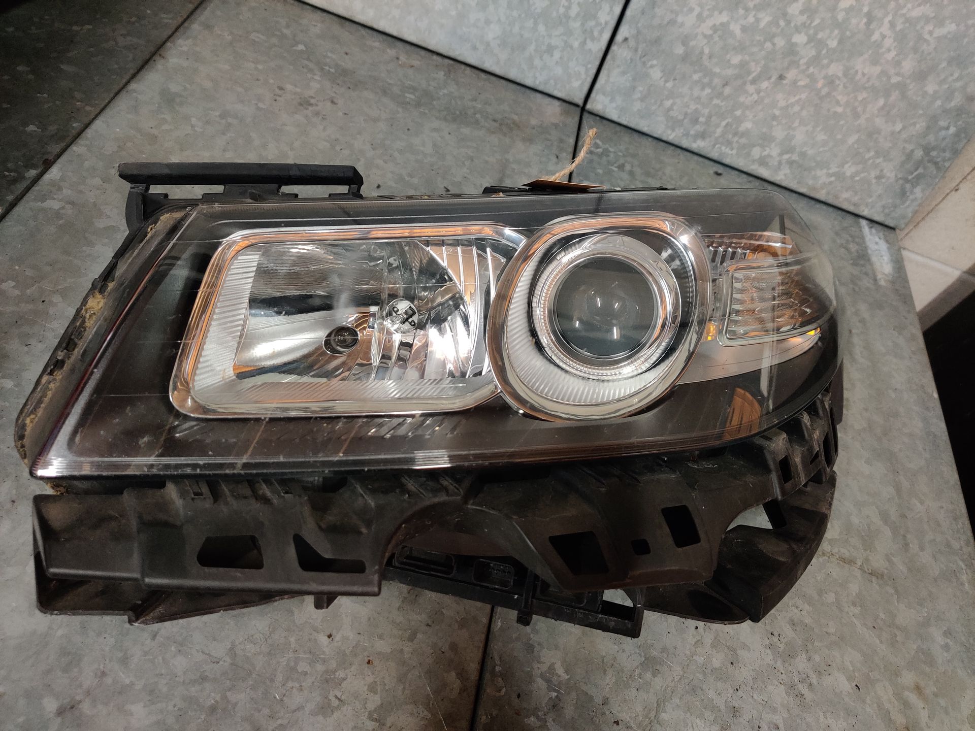 Renault Megane Cabriolet Xenon koplamp van een 2.0 16V uit 2007, gebruikt.