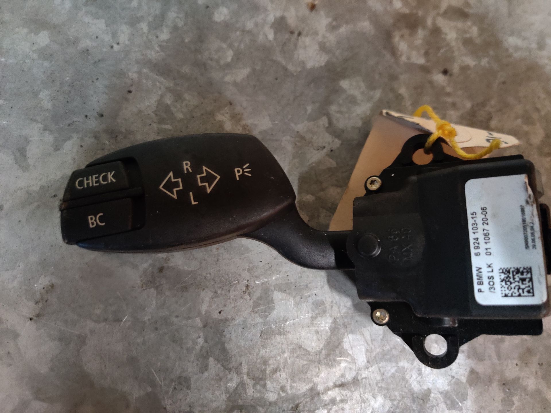 BMW 525i richtingaanwijzer schakelaar van een 4 deurs sedan uit 2005, gebruikt.