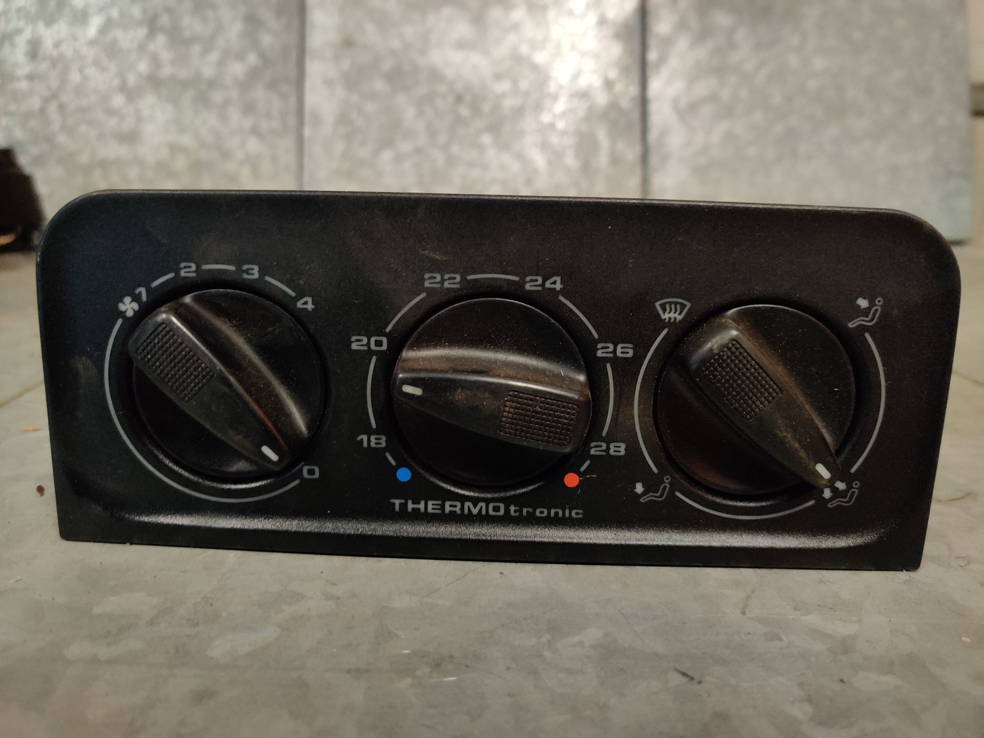 VW Golf 3 Thermotronic schakelaar met aanjager, gebruikt.