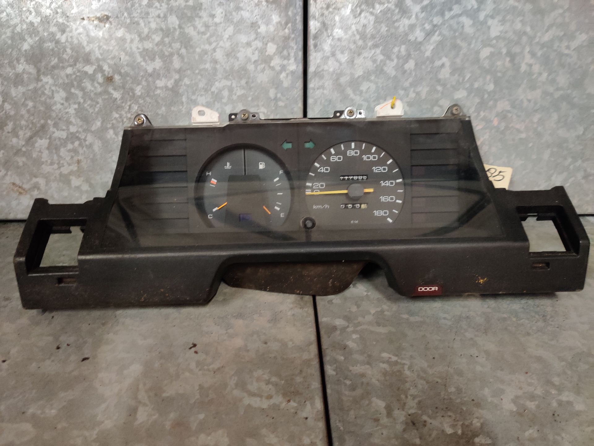 Toyota Corolla kilometerteller uit 1985, gebruikt.