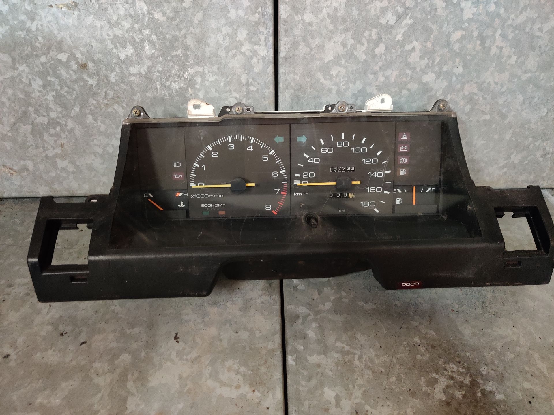 Toyota Corolla kilometerteller uit 1985, gebruikt en goed.