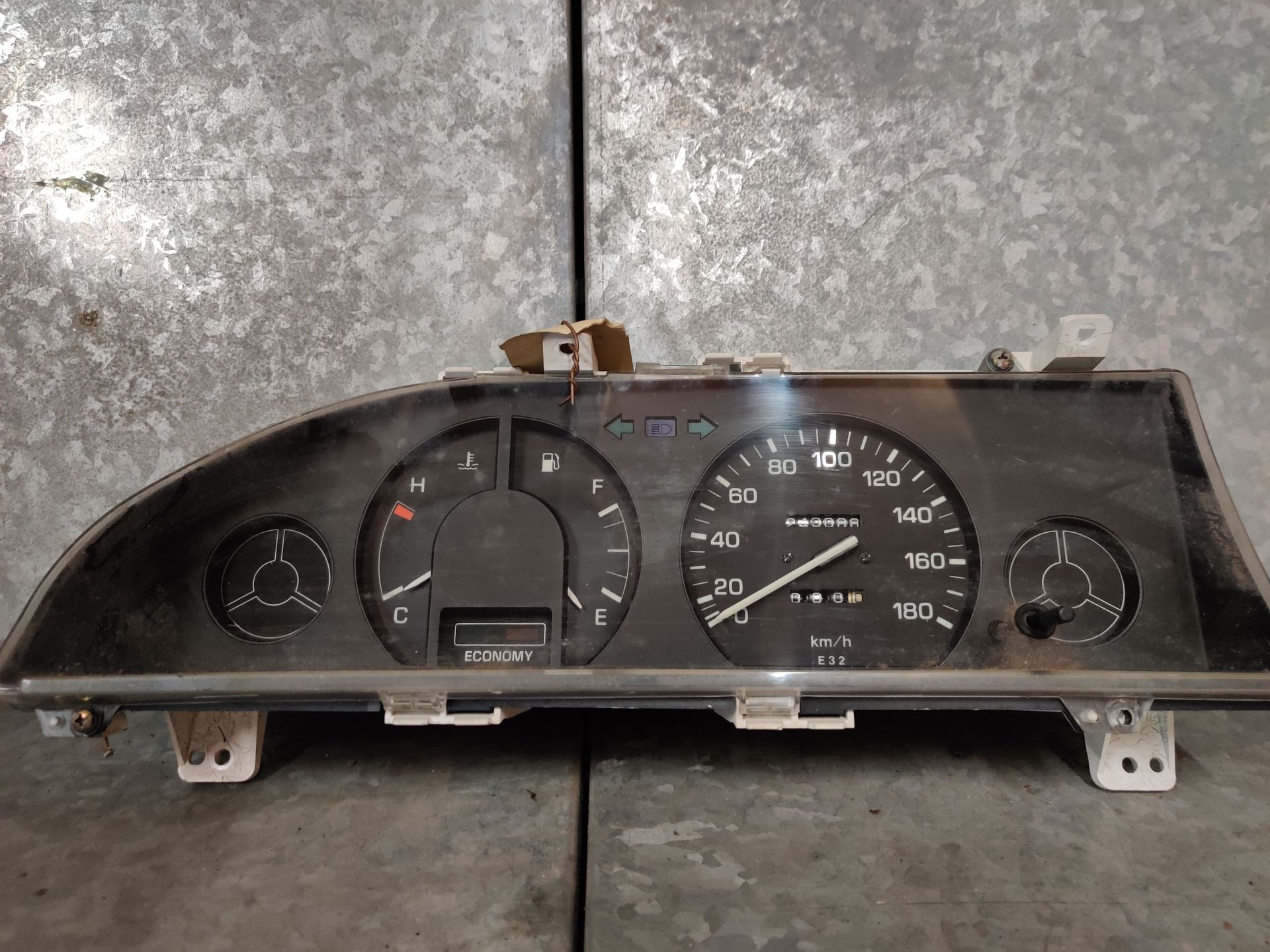 Toyota Corolla 1.3 kilometerteller uit 1989, gebruikt.