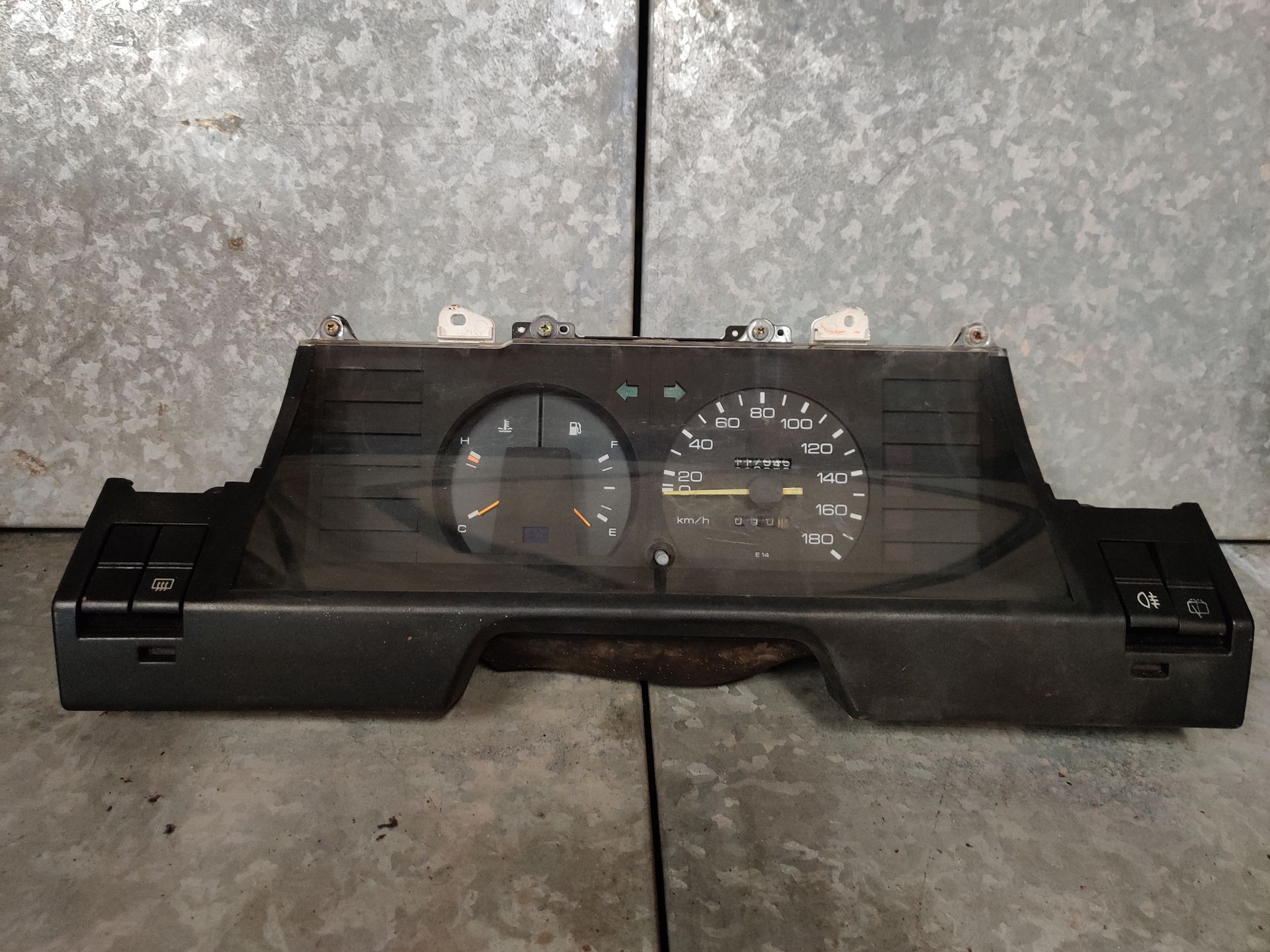 Toyota Corolla kilometerteller uit 1985, gebruikt artikel.