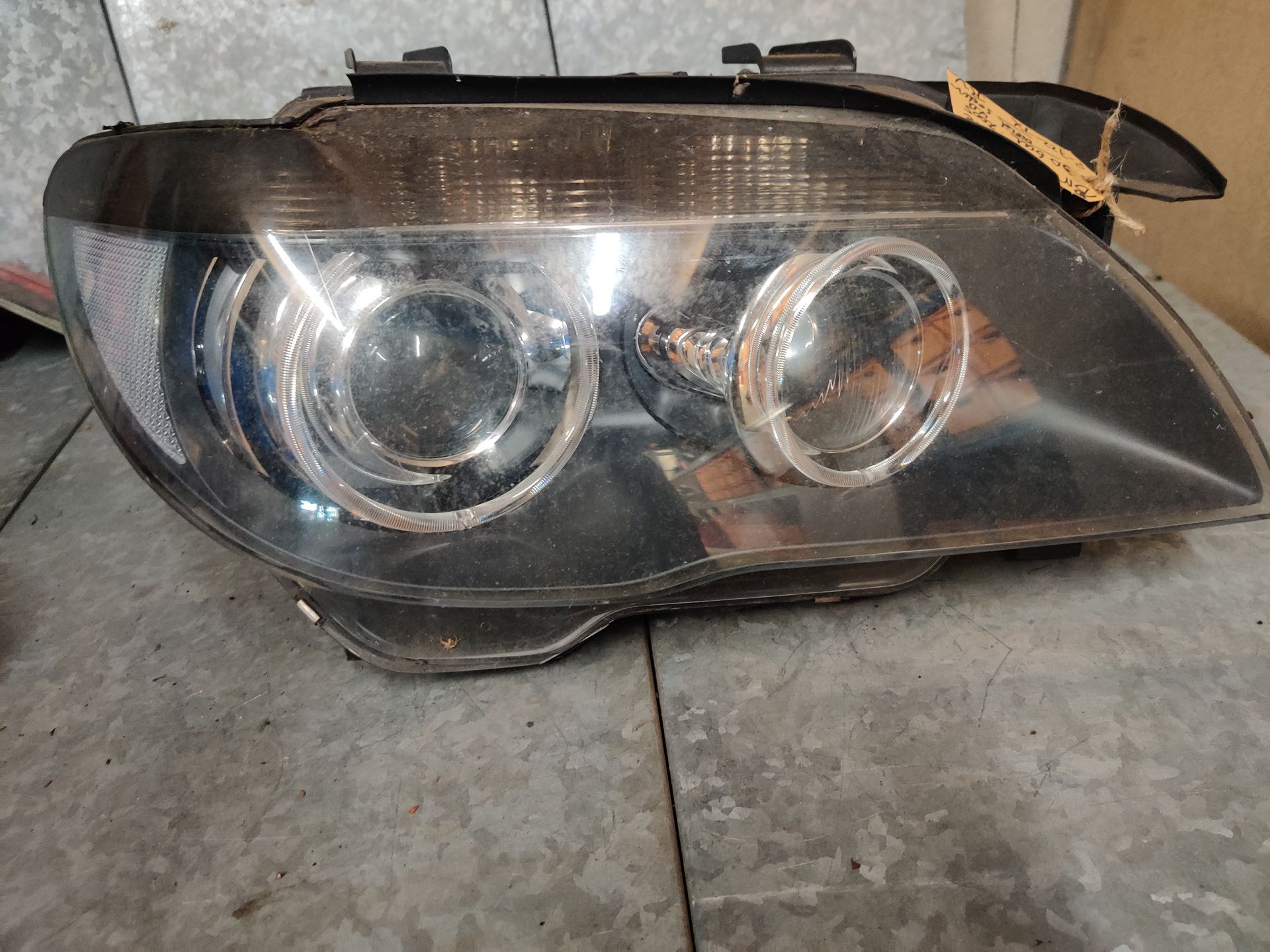 BMW 7 serie (E65) rechter koplamp Xenon uit 2005.