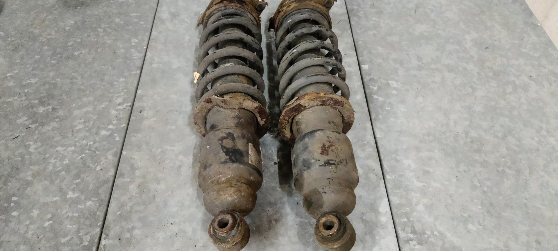 Subaru Outback achter schokbrekers van een 2.5i uit 2007.