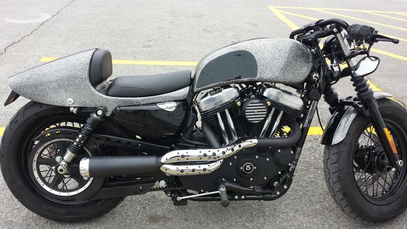 A harley davidson motorcycle is parked in a parking lot