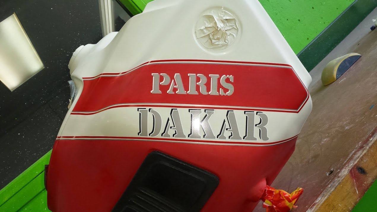 A red and white sign that says paris dakar